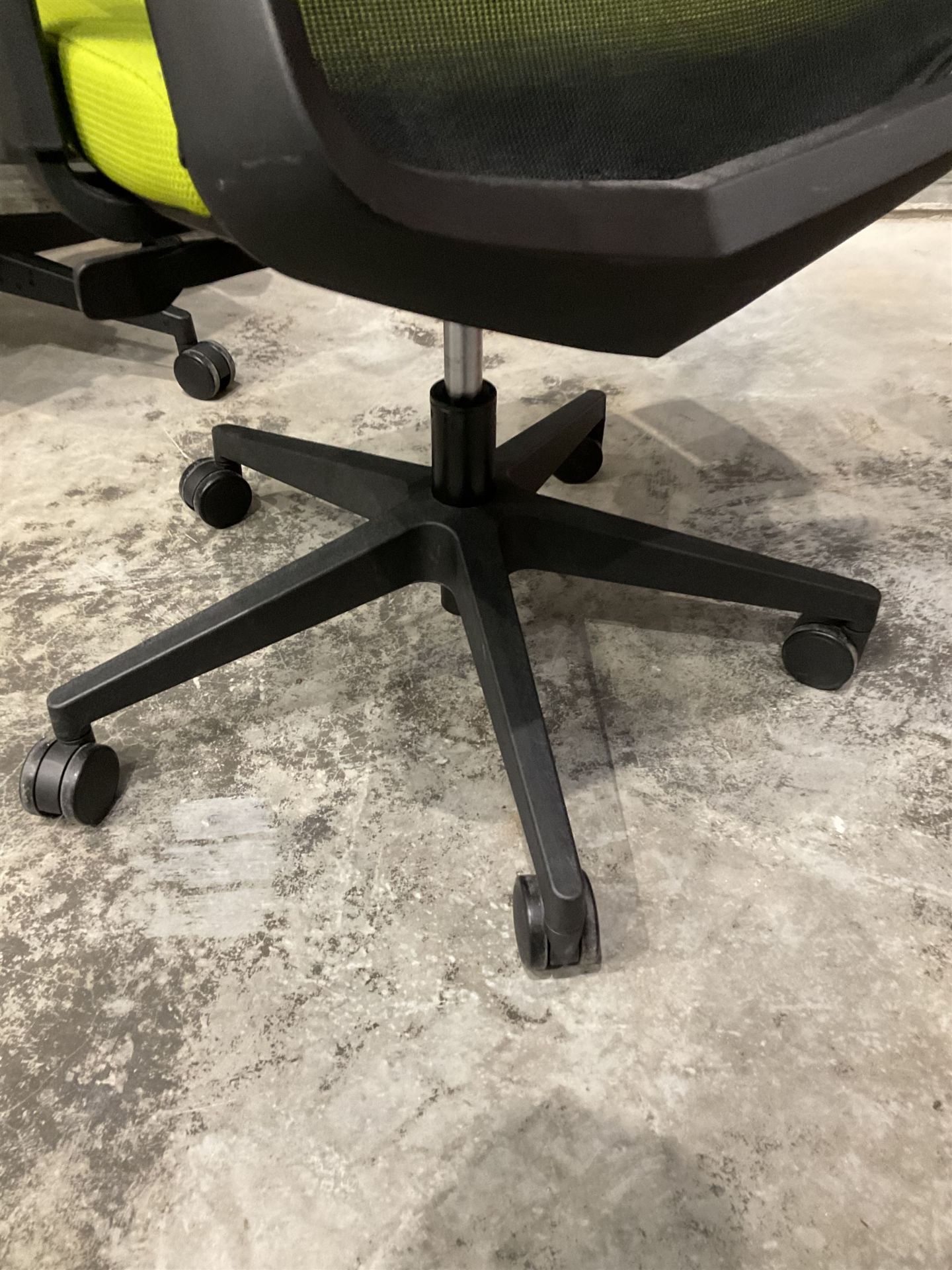 Five swivel adjustable office chairs - Image 3 of 6