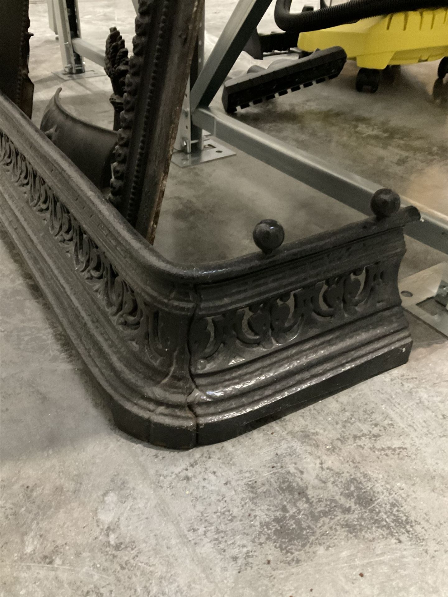 Cast iron fireplace insert and cast iron fender - THIS LOT IS TO BE COLLECTED BY APPOINTMENT FROM DU - Image 3 of 4