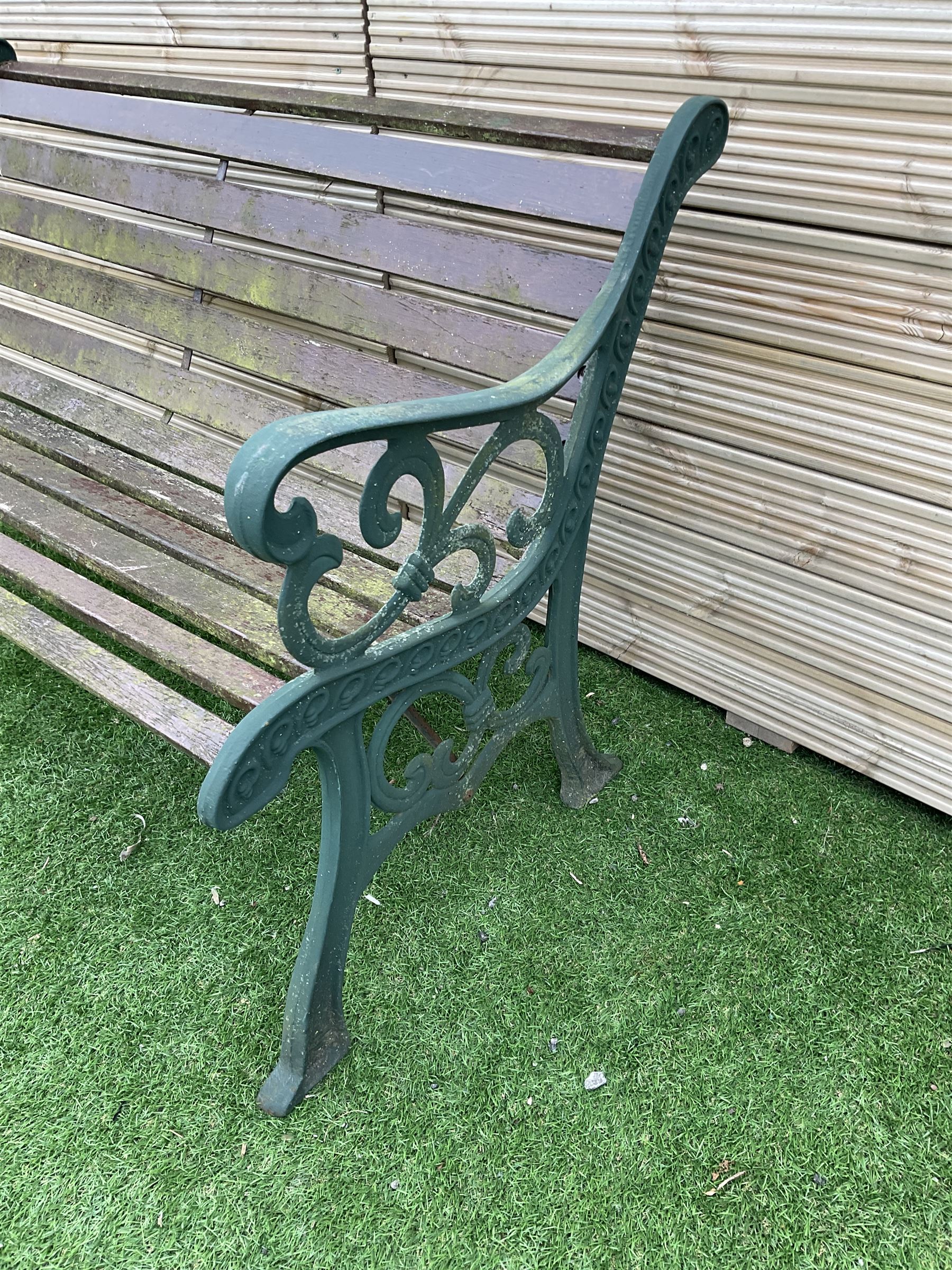 Cast metal and wood slatted garden bench - Image 2 of 4