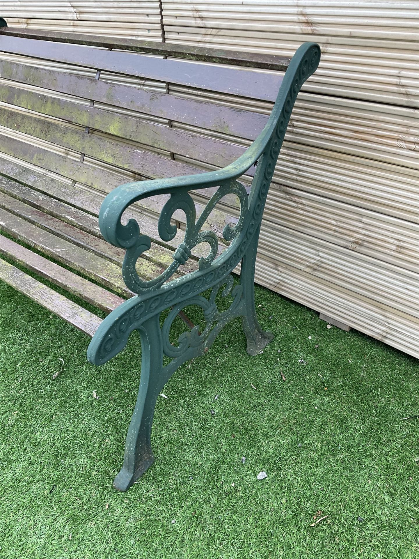 Cast metal and wood slatted garden bench - Image 2 of 4