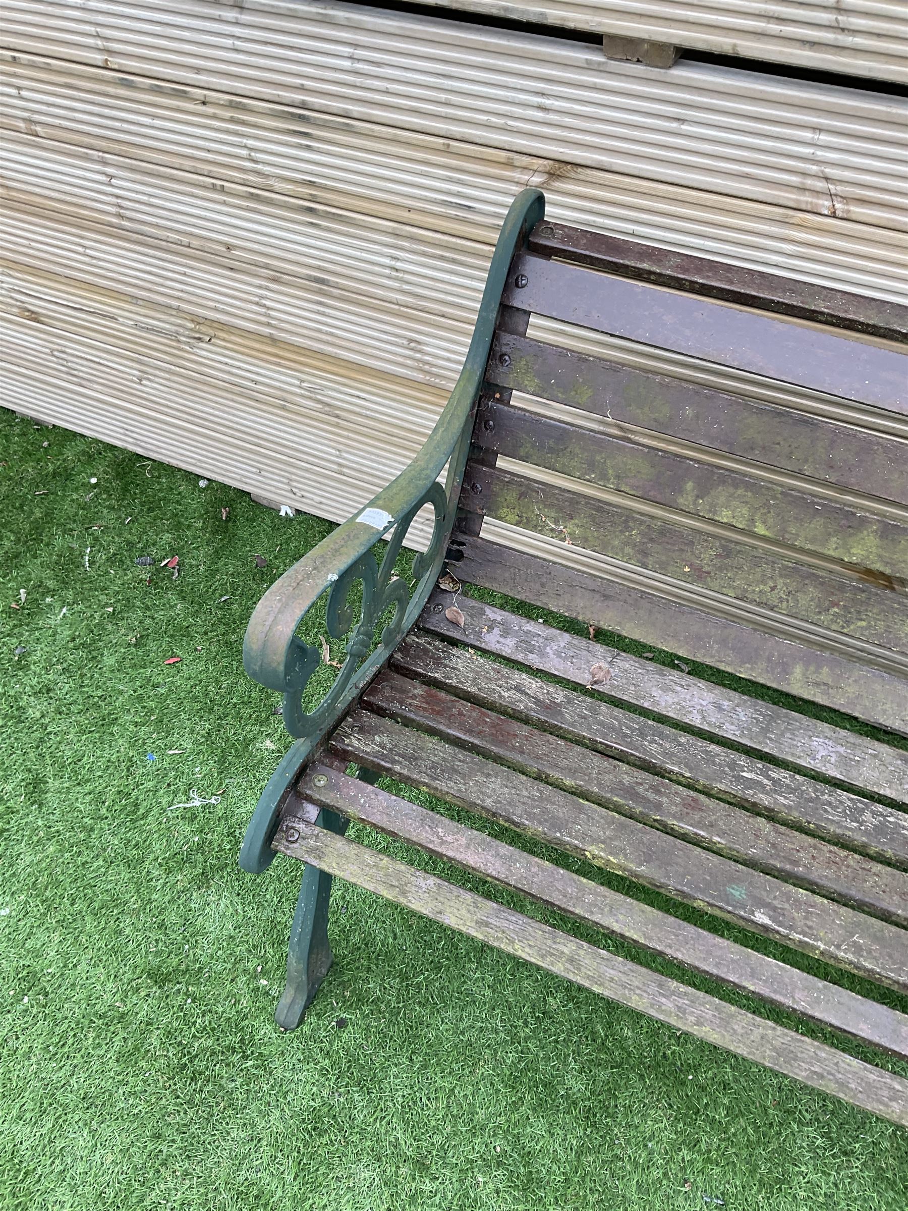 Cast metal and wood slatted garden bench - Image 3 of 4