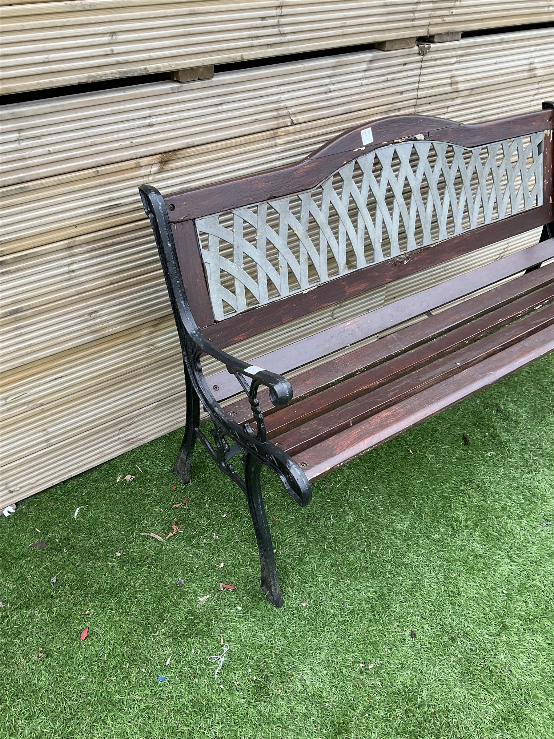 Large cast metal and wood slatted garden bench with lattice back - Image 2 of 4