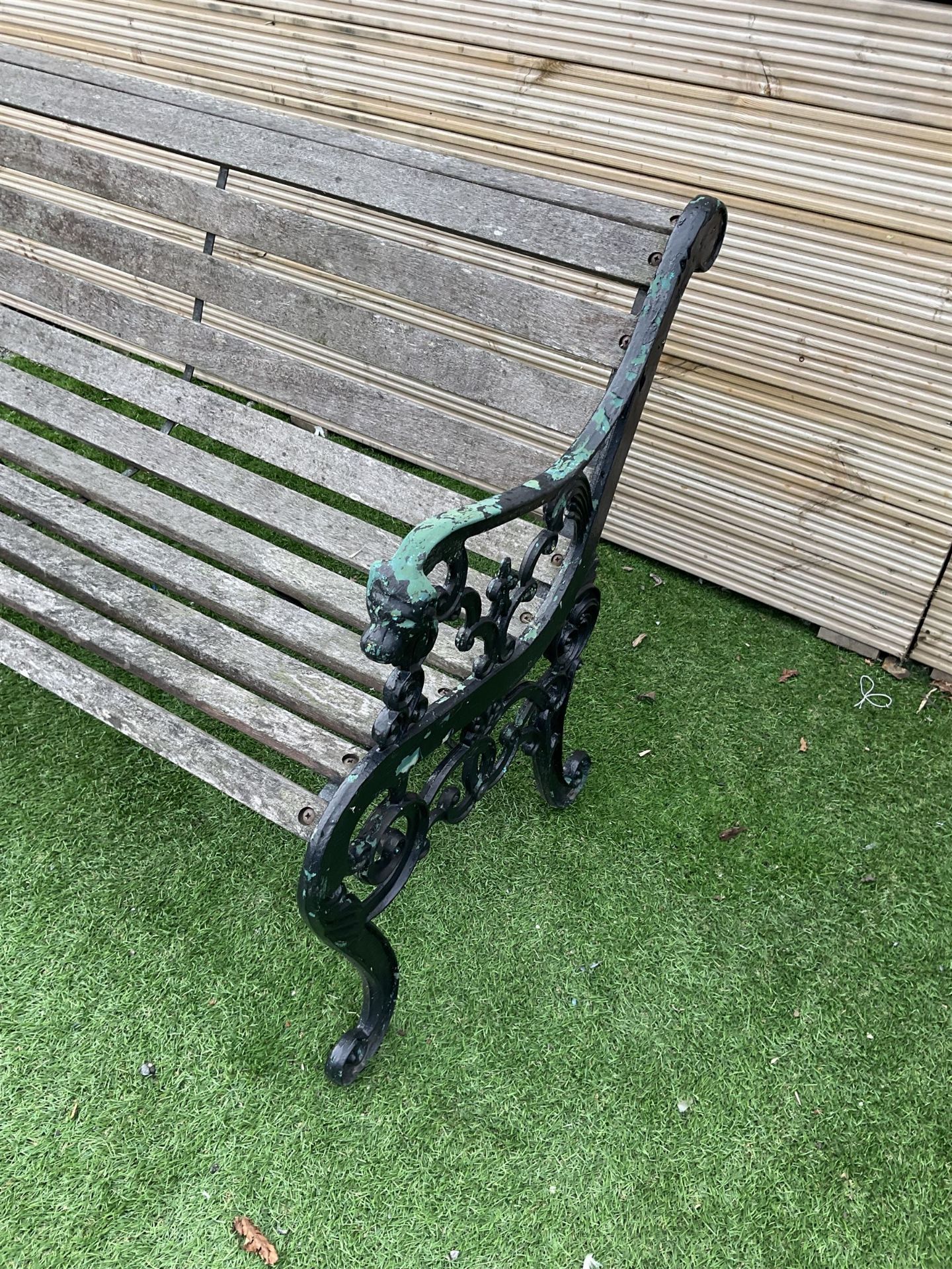 Cast metal and wood slatted garden bench - Image 2 of 3