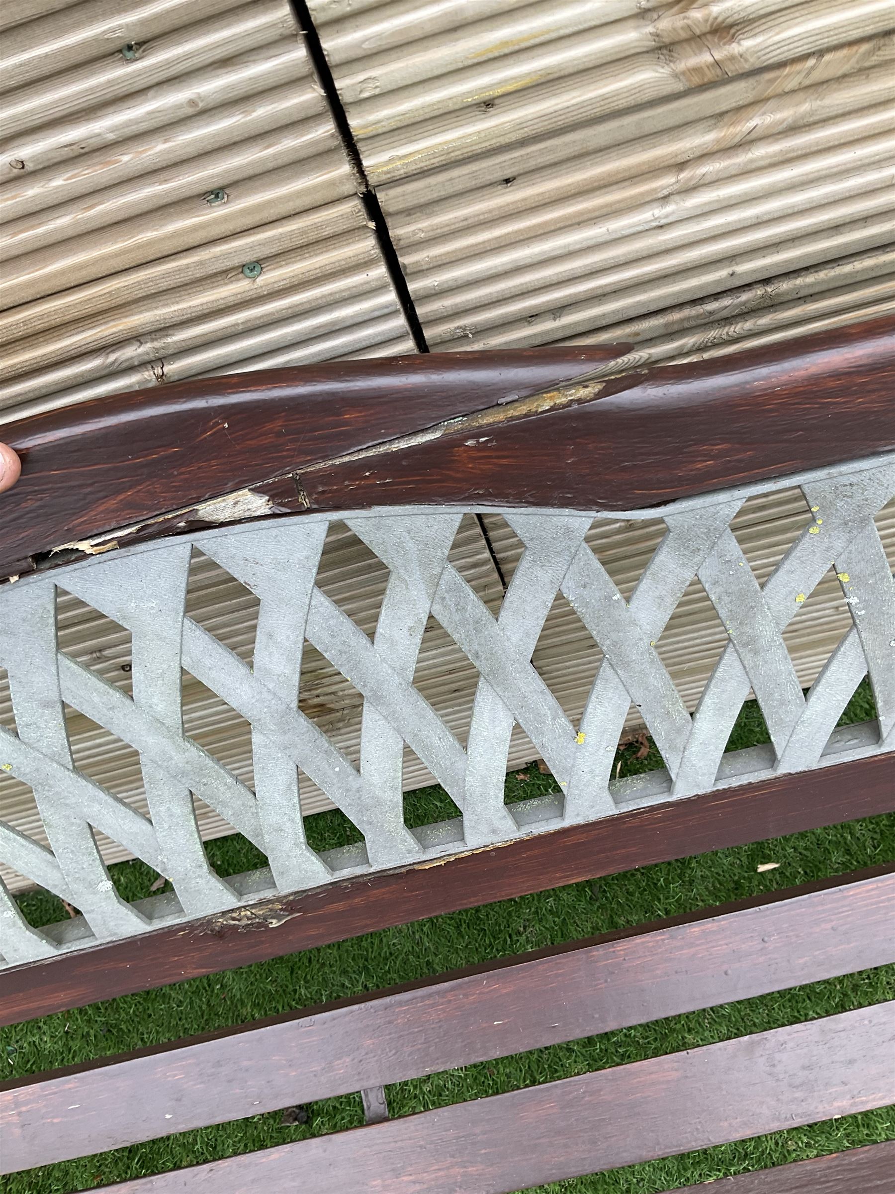 Large cast metal and wood slatted garden bench with lattice back - Image 4 of 4