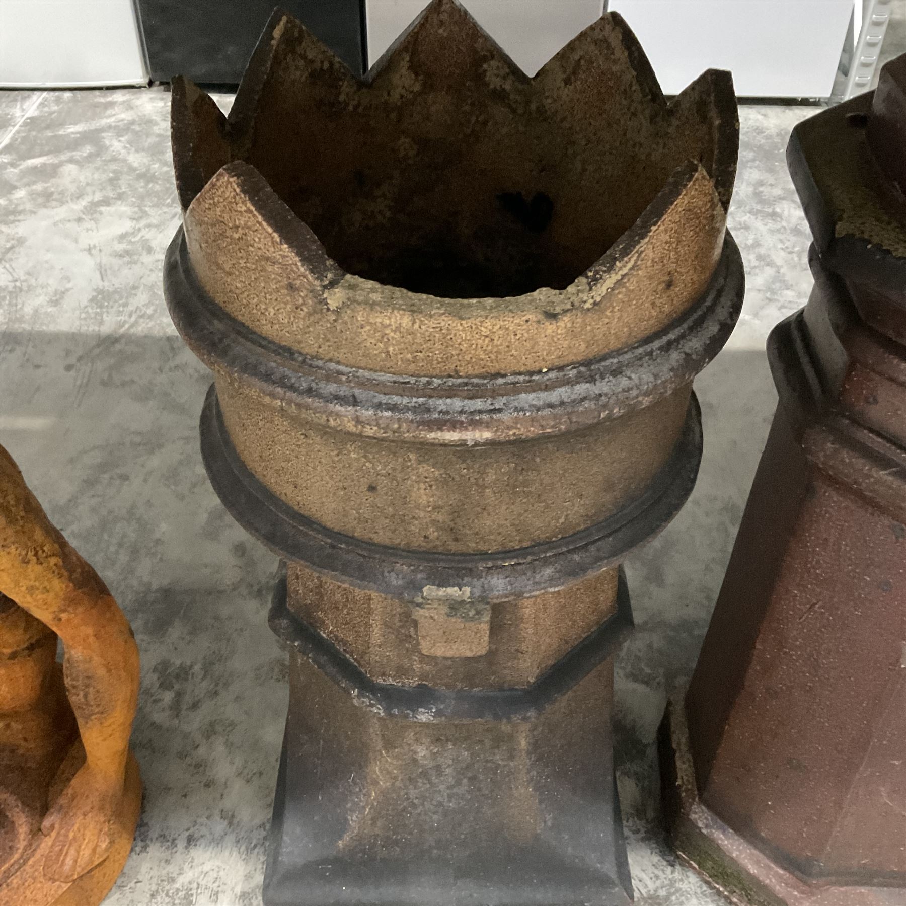 Set of three terracotta chimney pots - Image 2 of 6