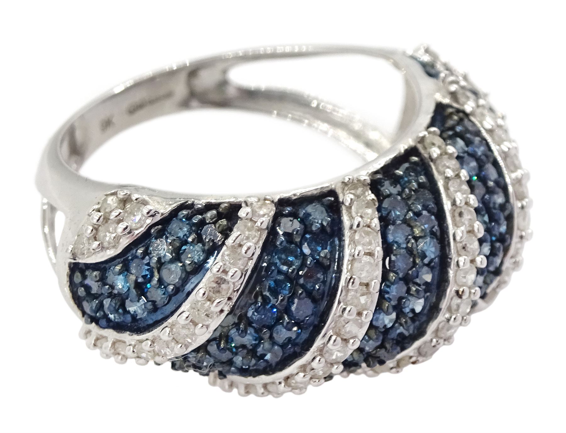 White gold pave set blue and white diamond ring - Image 3 of 4