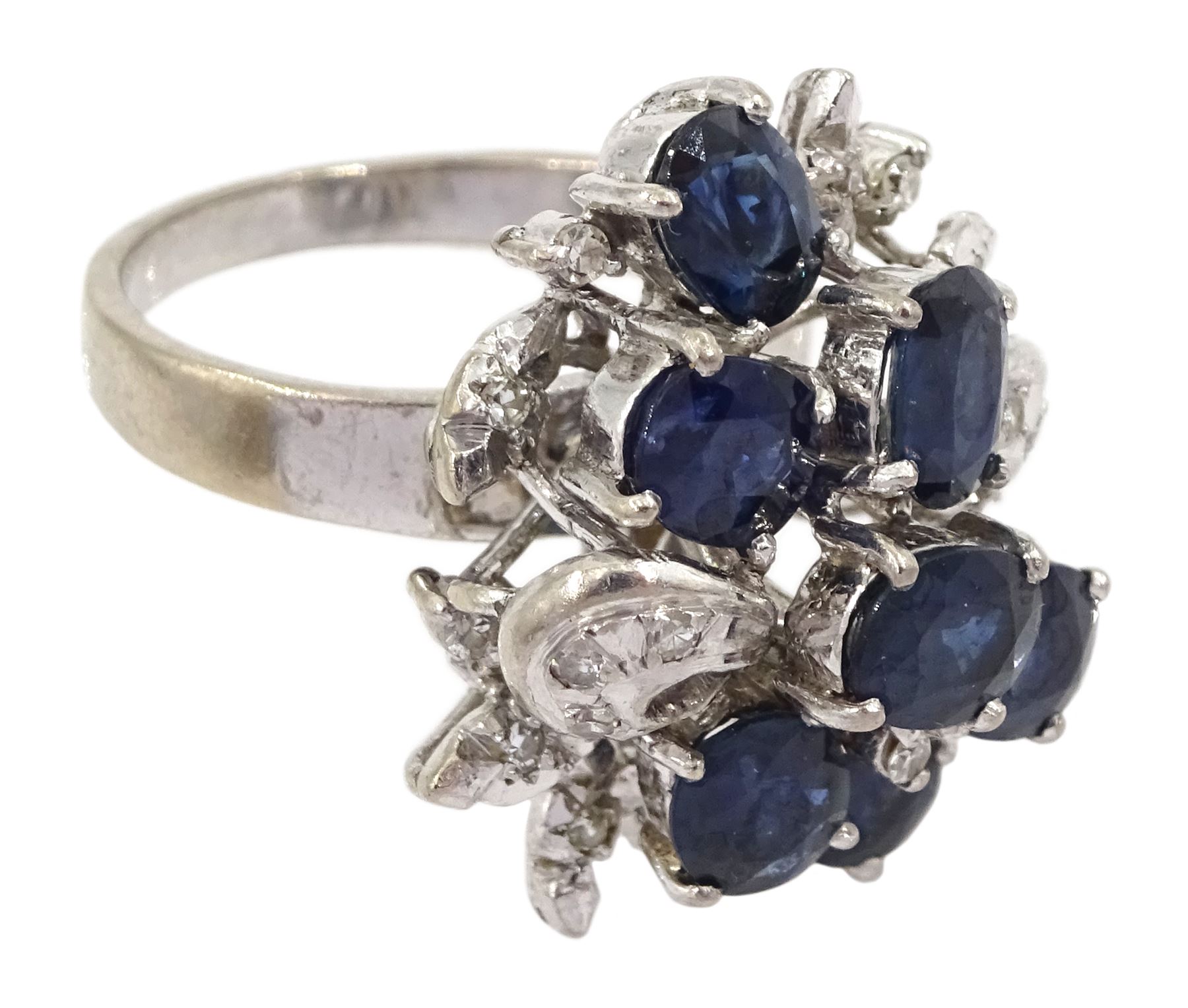 Oval cut sapphire and diamond cluster ring - Image 3 of 4