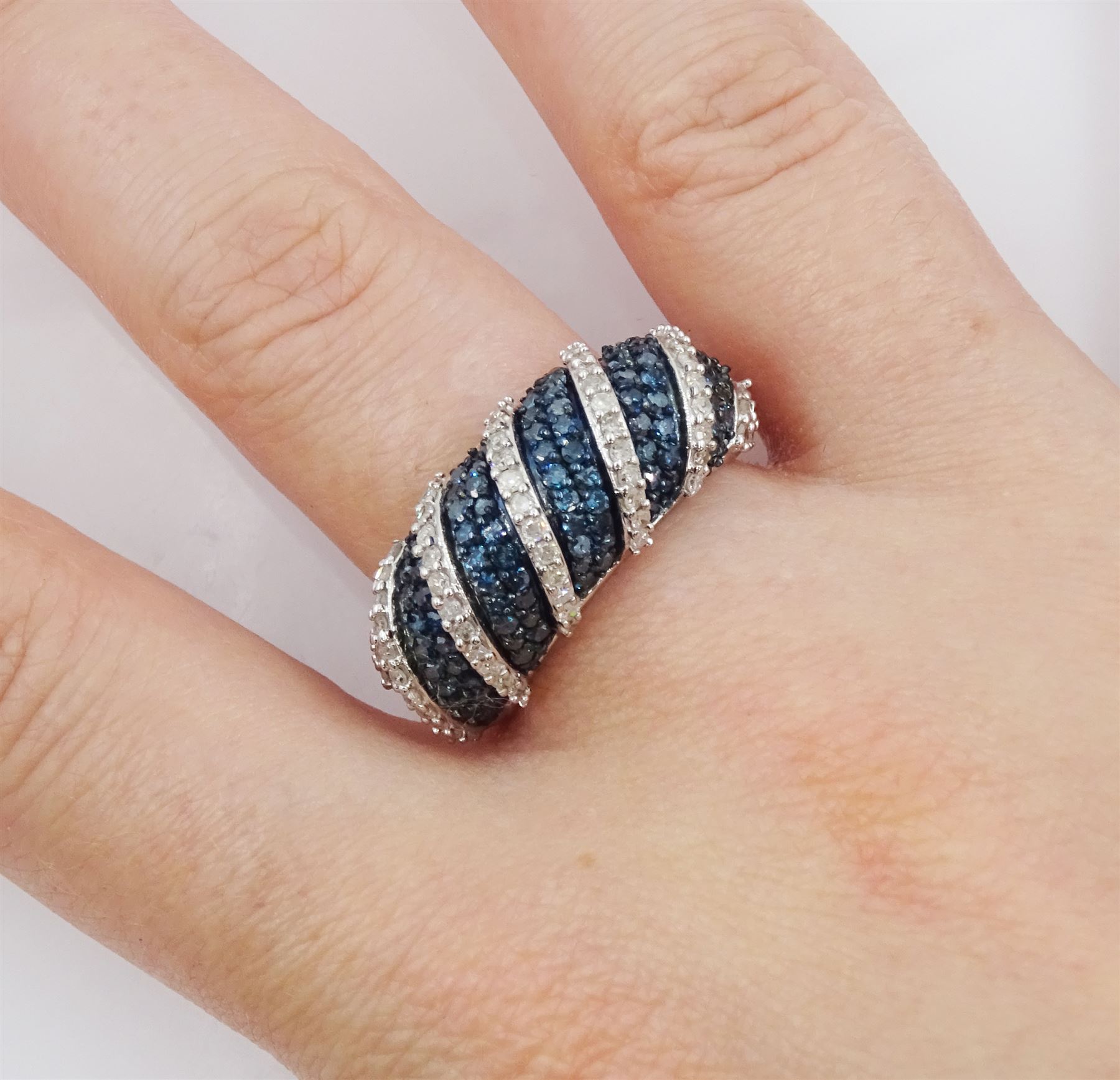 White gold pave set blue and white diamond ring - Image 2 of 4