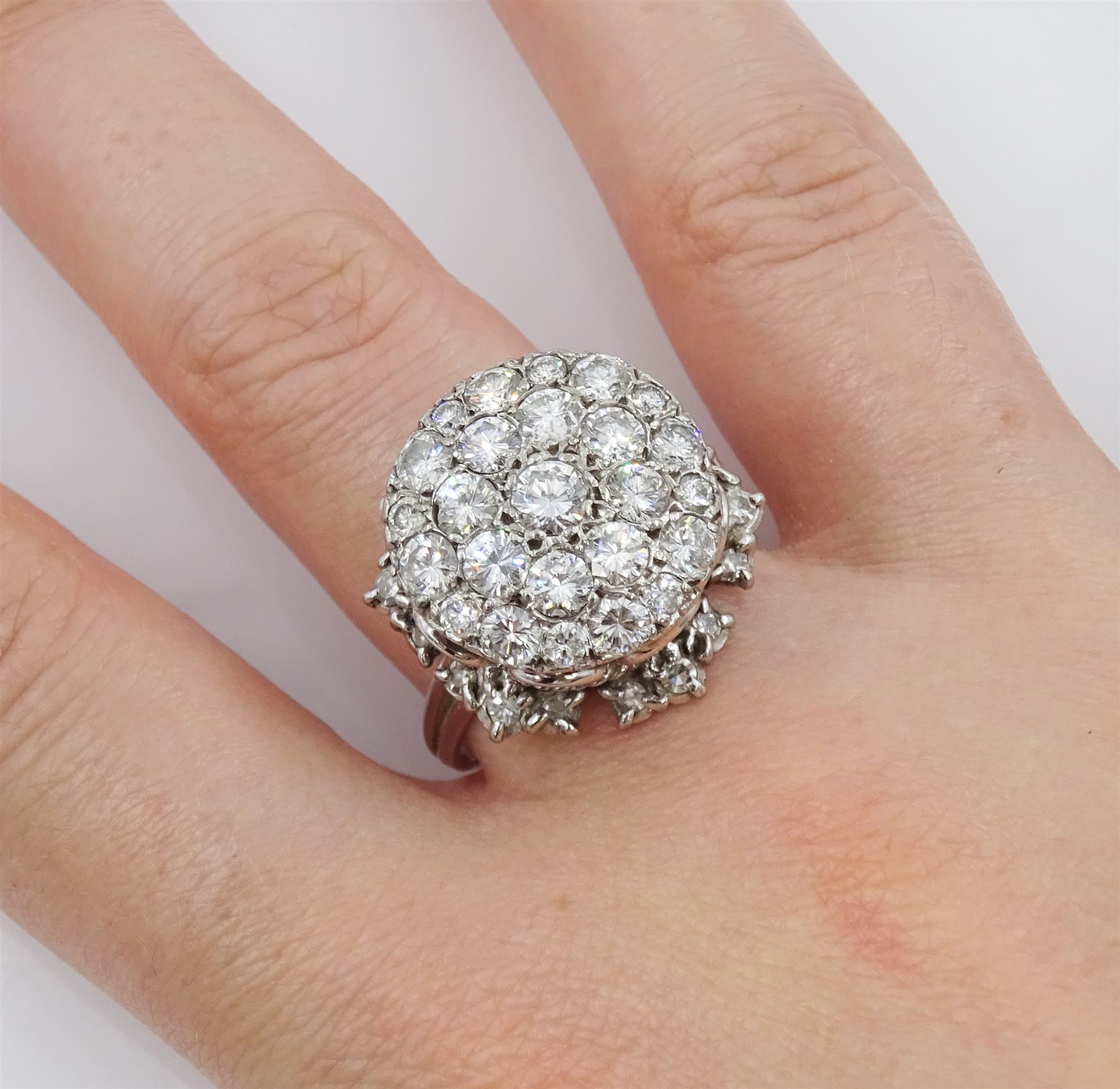 18ct white gold round brilliant cut diamond cluster ring - Image 2 of 4