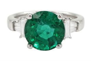 18ct white gold three stone round emerald