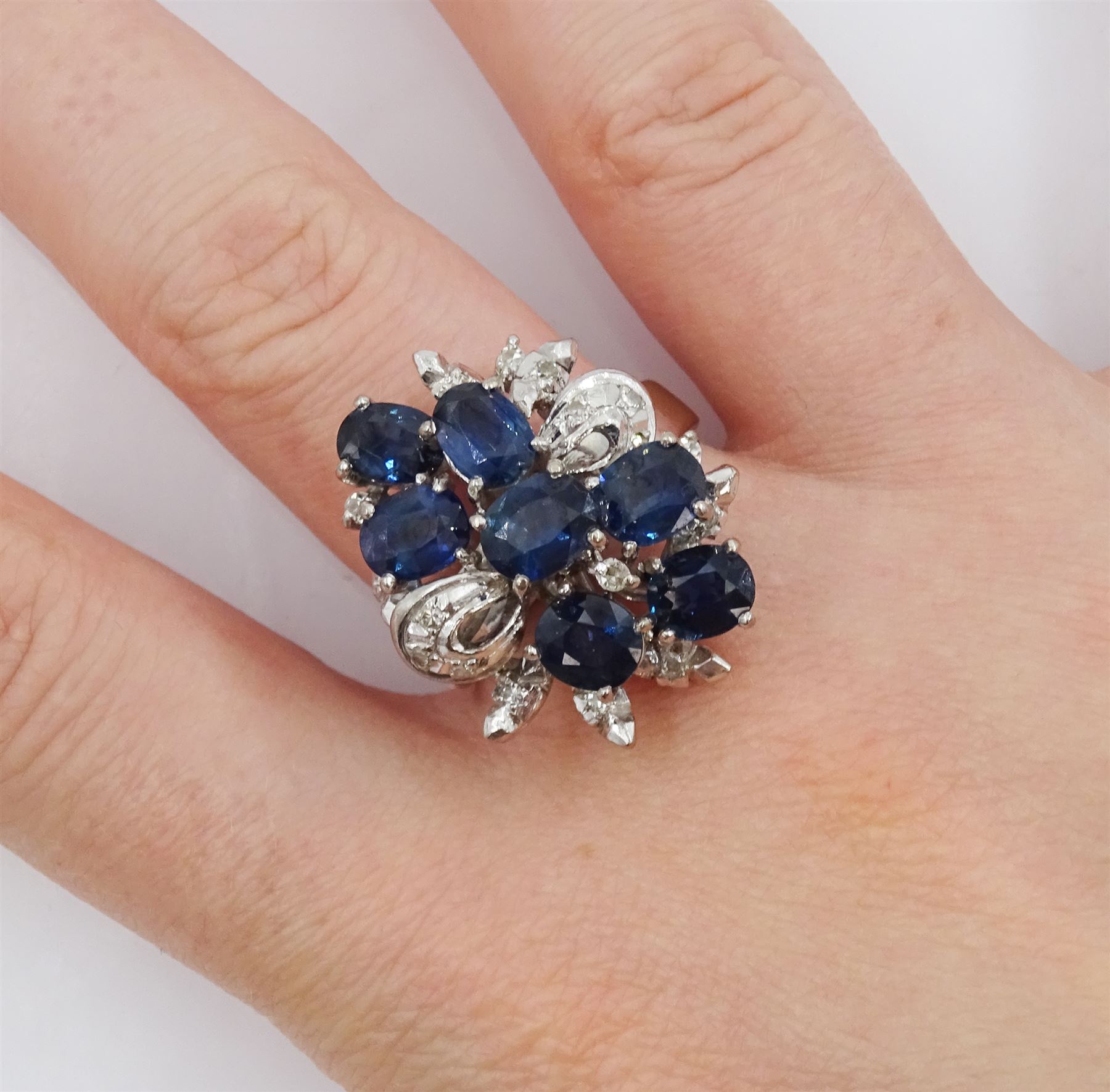 Oval cut sapphire and diamond cluster ring - Image 2 of 4