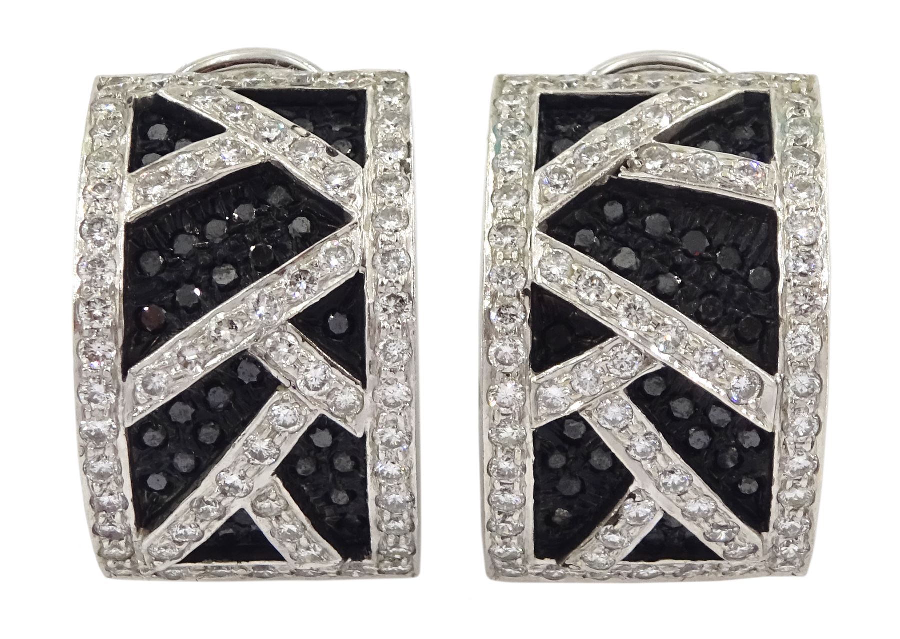 Pair of white and black gold round brilliant cut black and white diamond