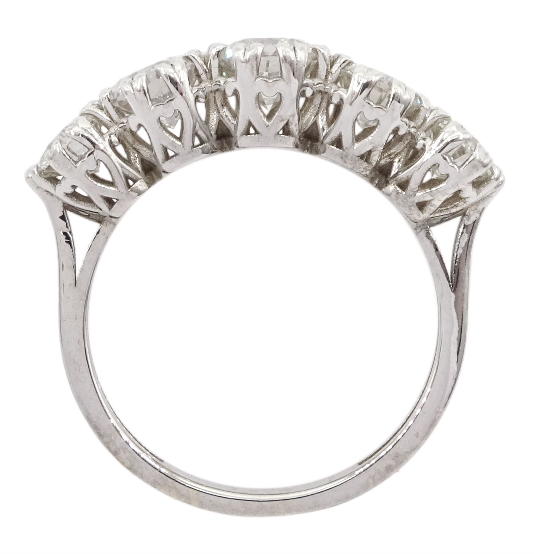 18ct white gold graduating five stone round brilliant cut diamond ring - Image 4 of 5