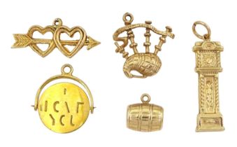 Five 9ct gold pendant / charms including double heart and arrow