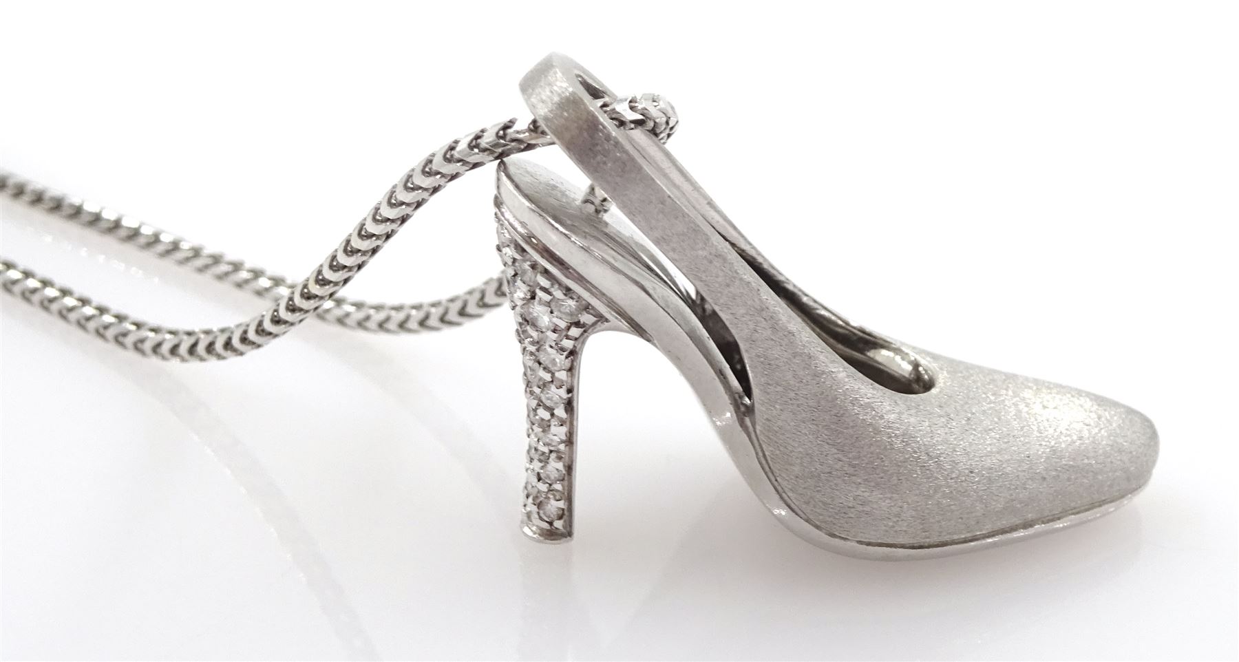 18ct white gold round brilliant cut diamond shoe pendant necklace - Image 2 of 3
