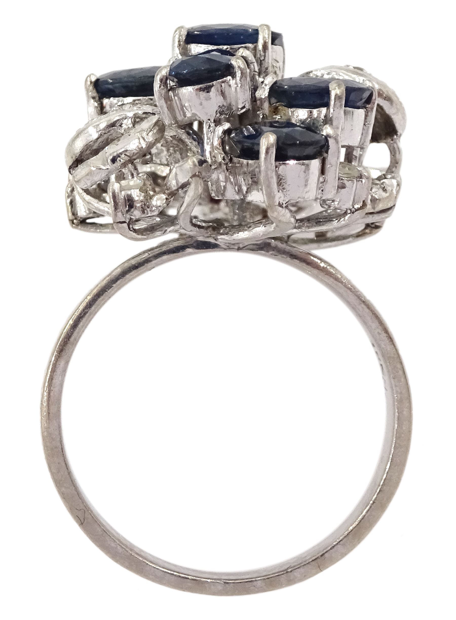 Oval cut sapphire and diamond cluster ring - Image 4 of 4