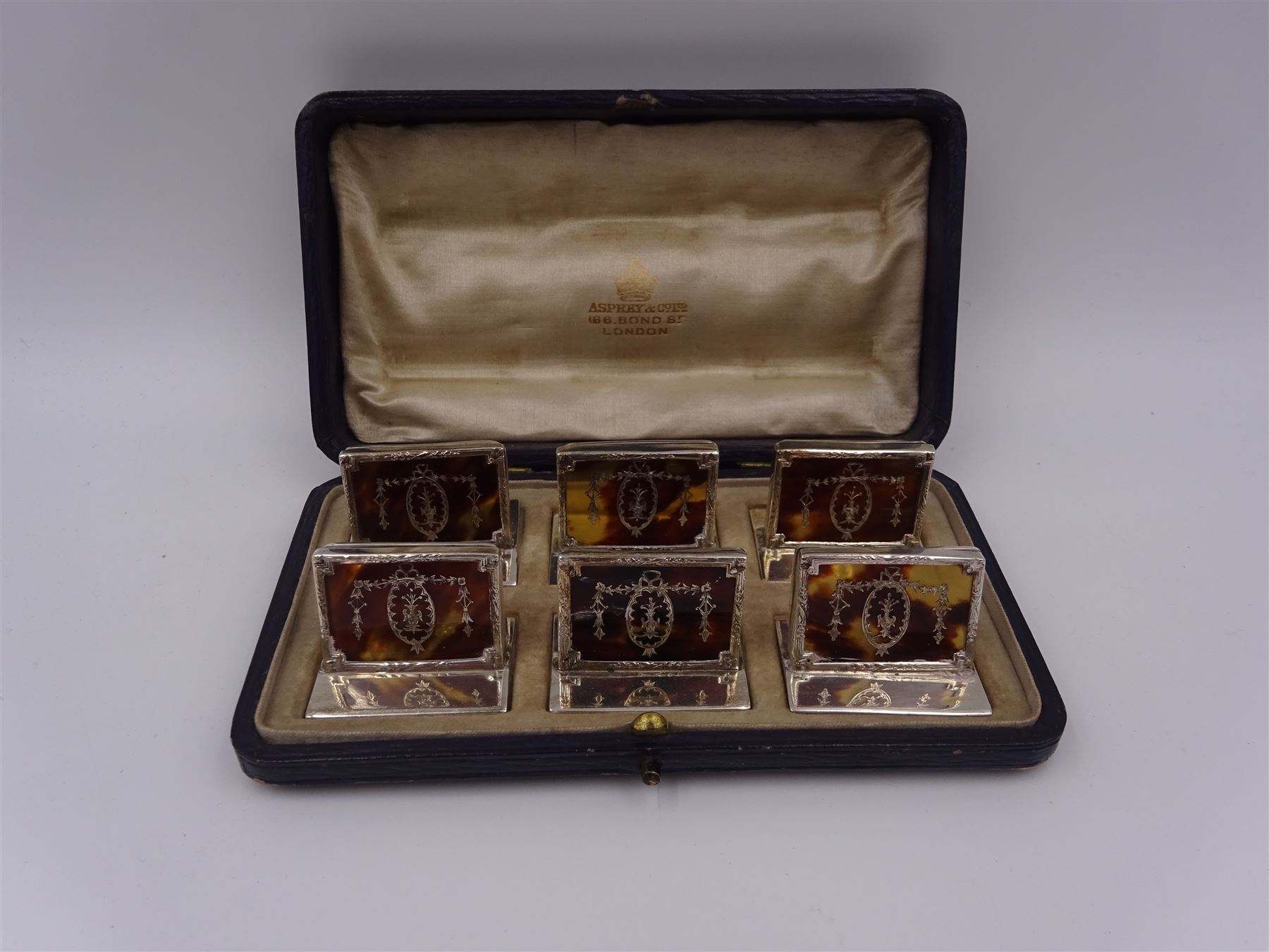 Set of six early 20th century silver mounted tortoiseshell place card holders by Asprey - Image 2 of 28