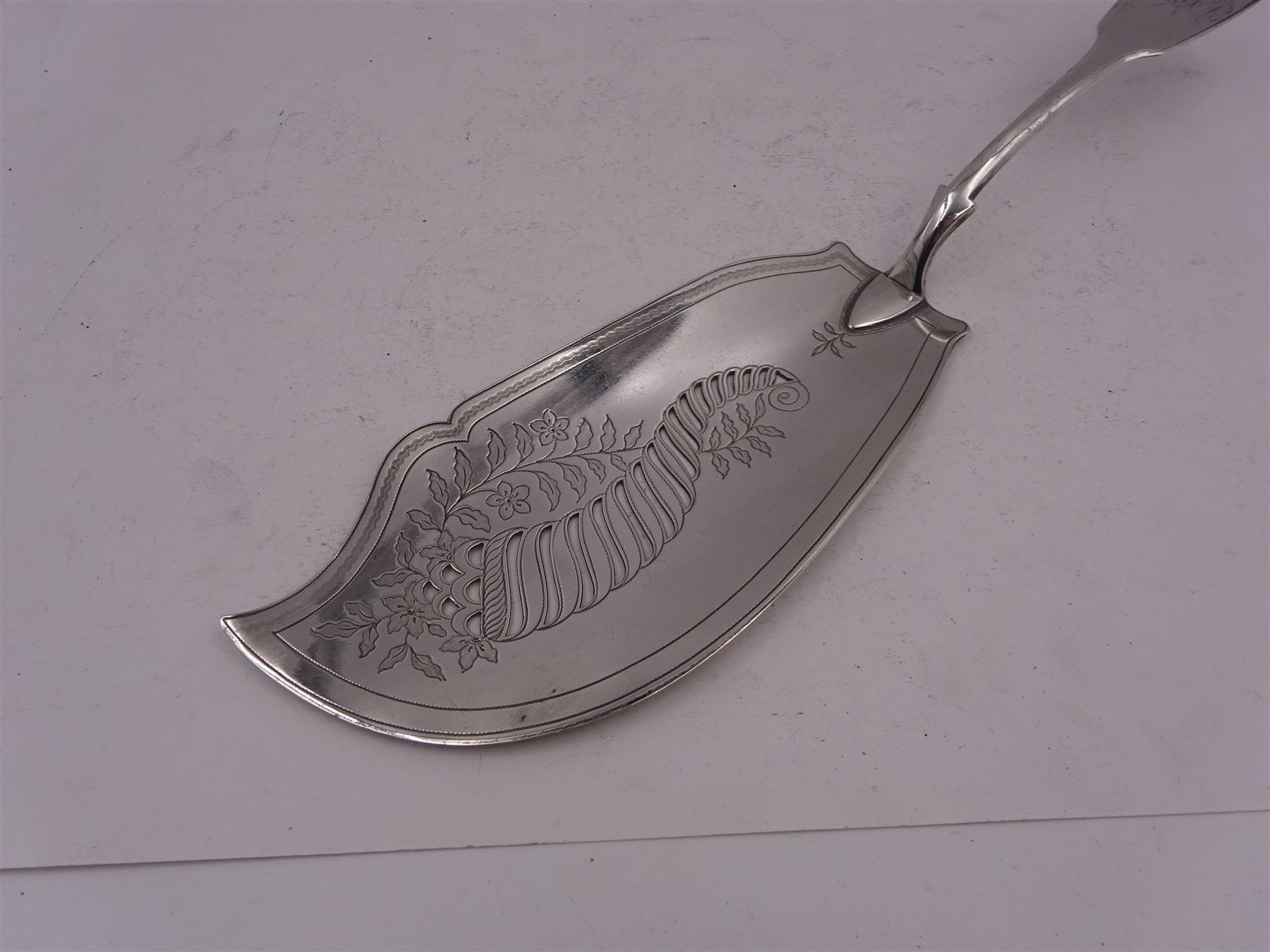 George III silver Fiddle pattern fish slice - Image 2 of 4