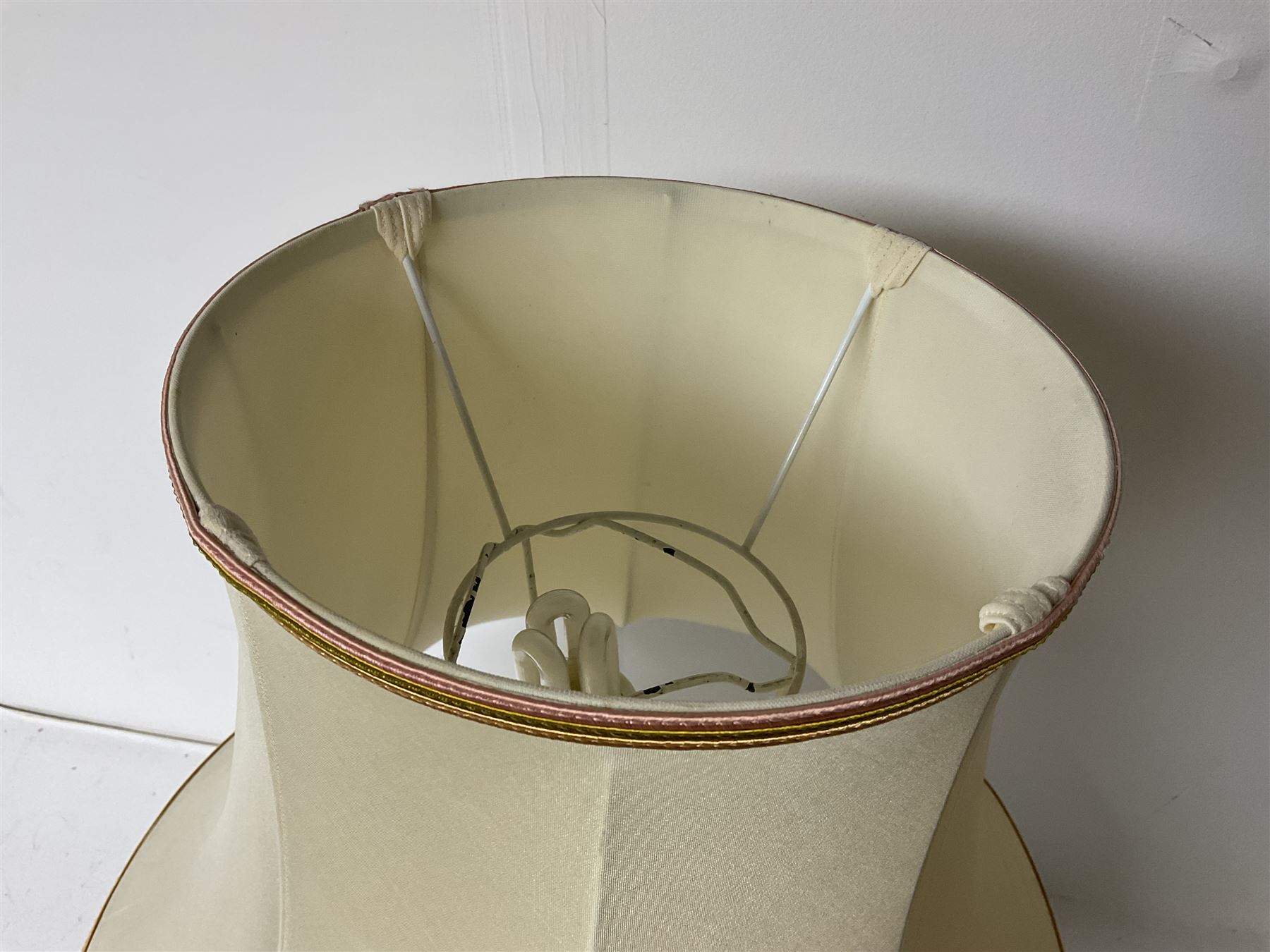 Moorcroft table lamp - Image 5 of 7
