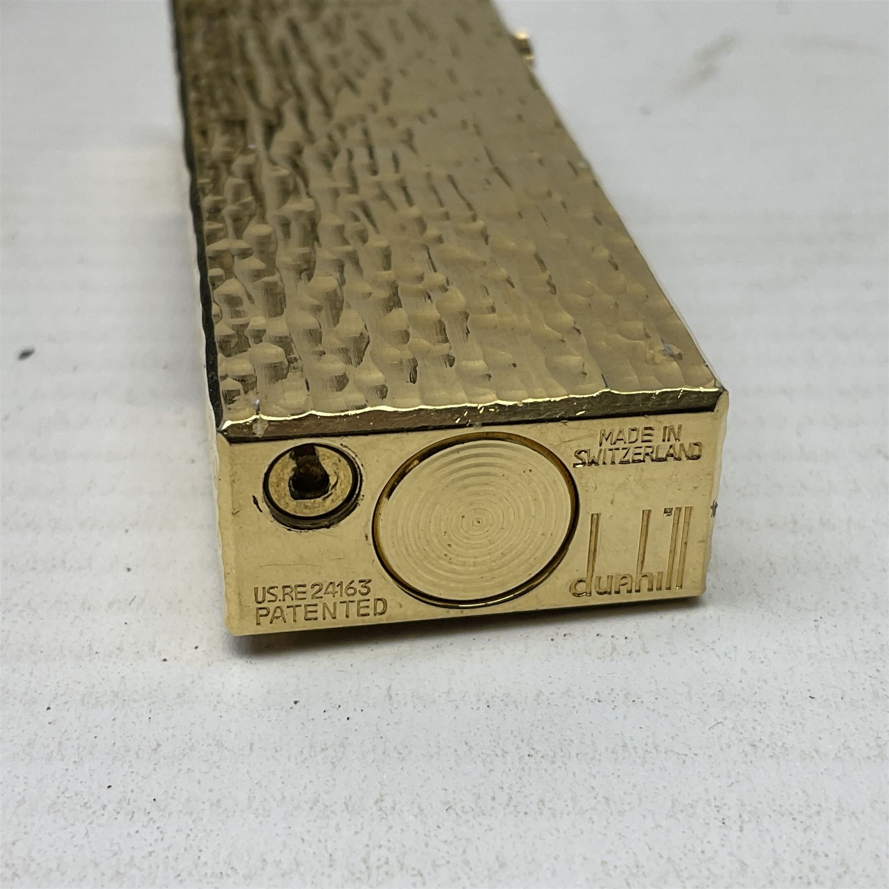 Dunhill gold plated lighter with textured bark effect decoration - Image 4 of 6