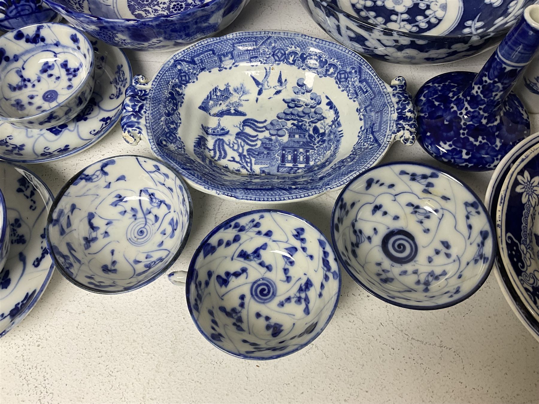 20th century Oriental blue and white ceramics - Image 2 of 20