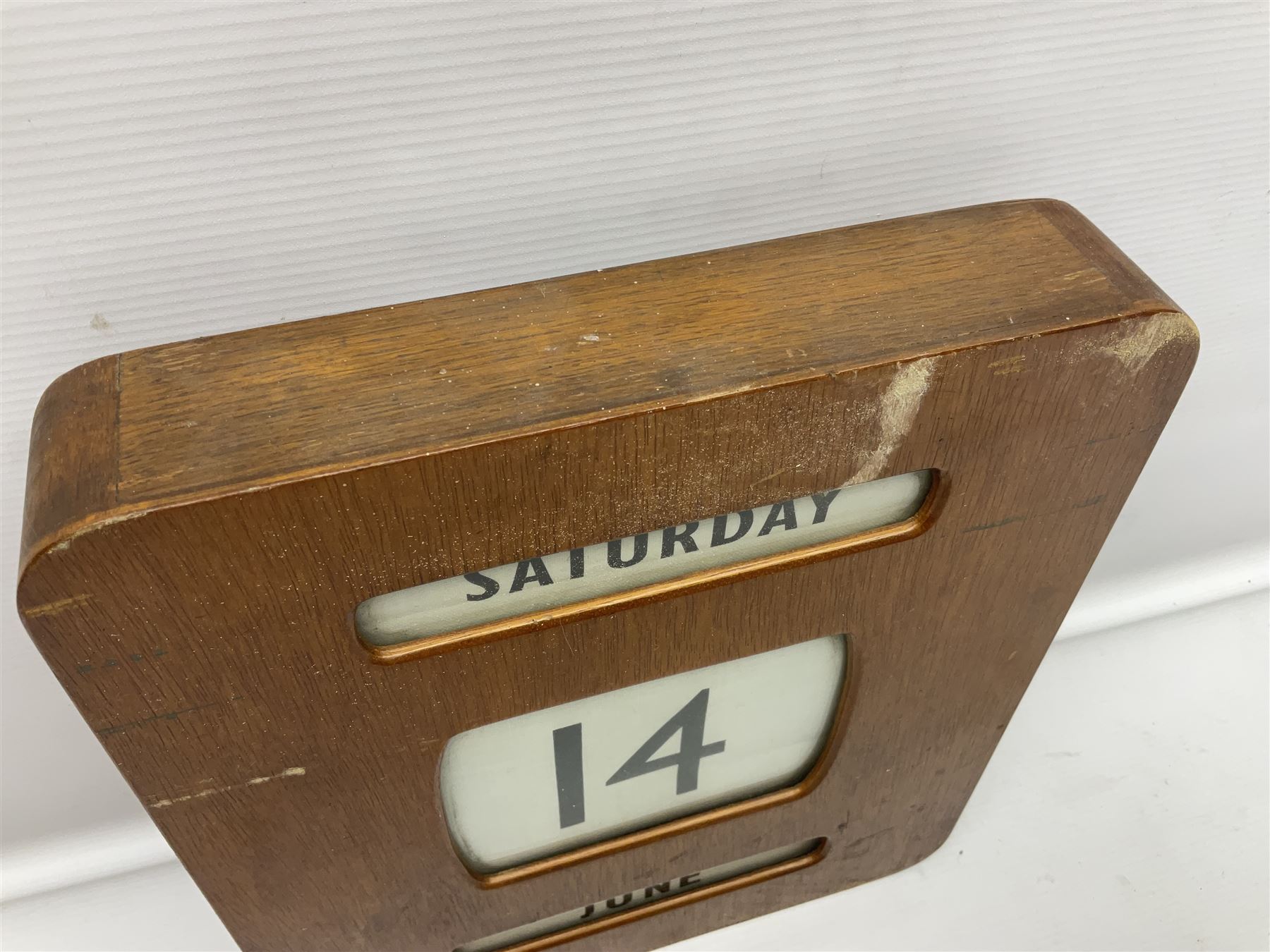 Wooden wall mounted perpetual calendar with printed rollers and chrome plated knobs to side - Image 2 of 8