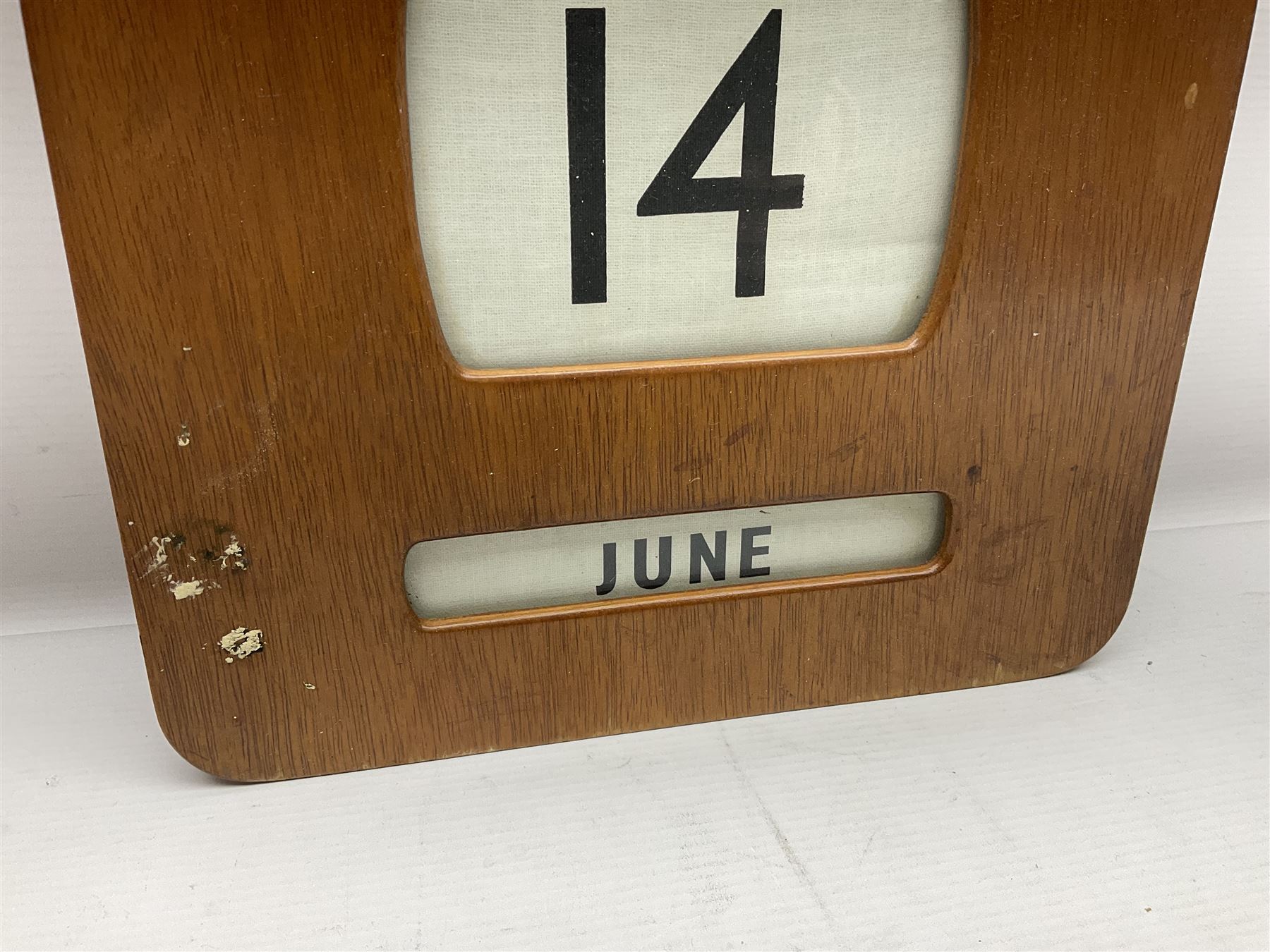 Wooden wall mounted perpetual calendar with printed rollers and chrome plated knobs to side - Image 4 of 8