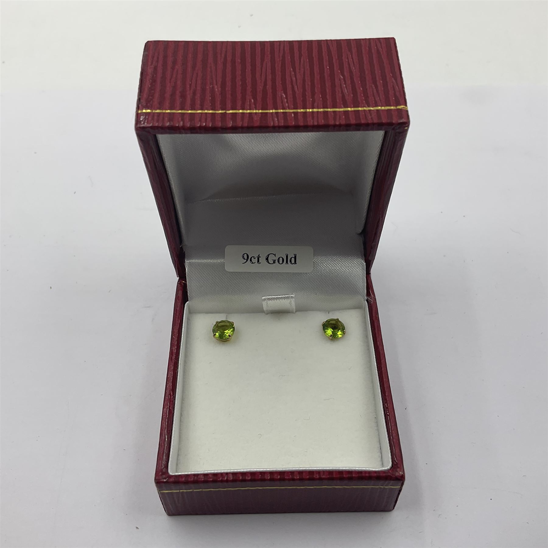 Pair of 9ct gold green stone stud earrings - Image 5 of 5