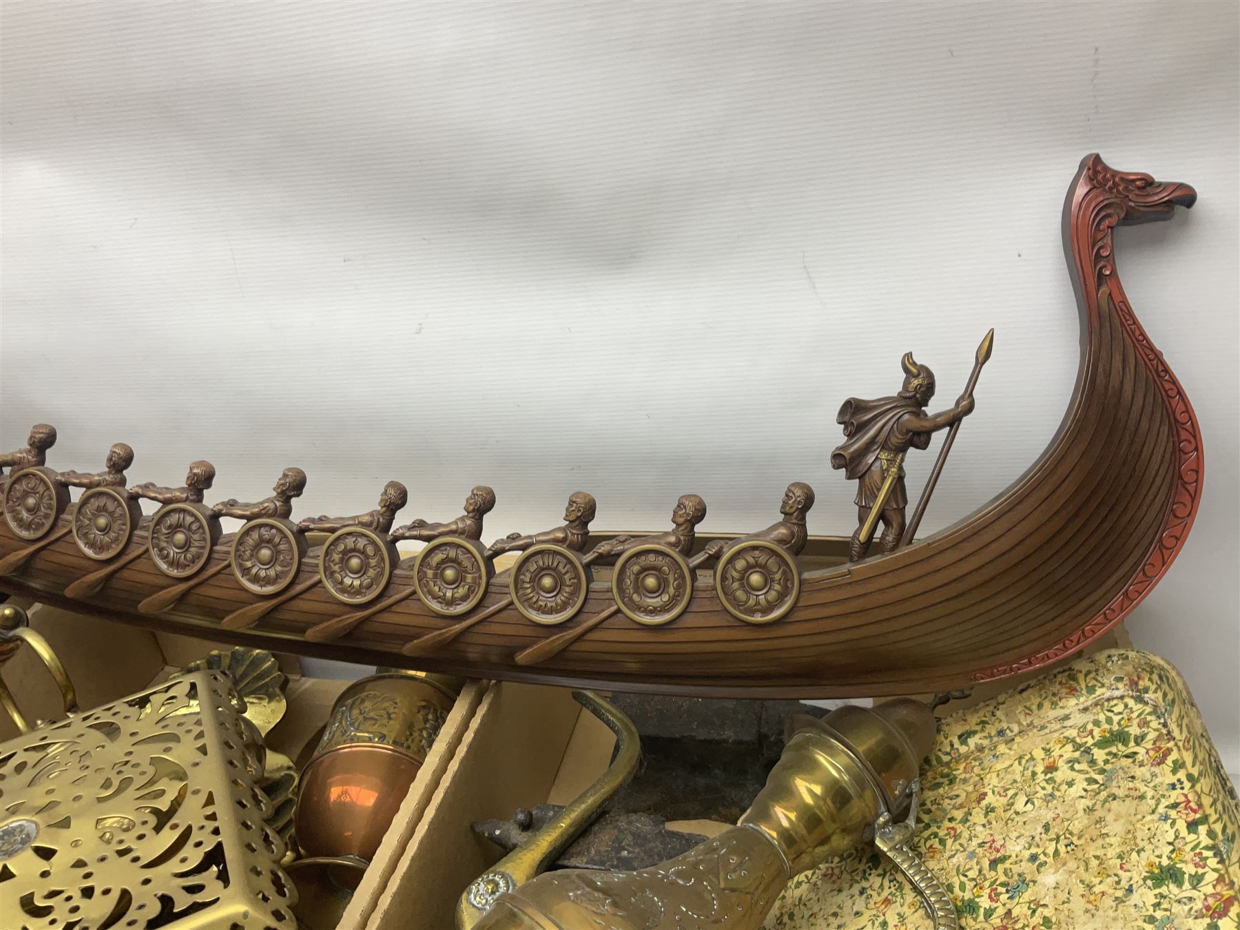 Ornate brass inkwell and letter rack - Image 6 of 10