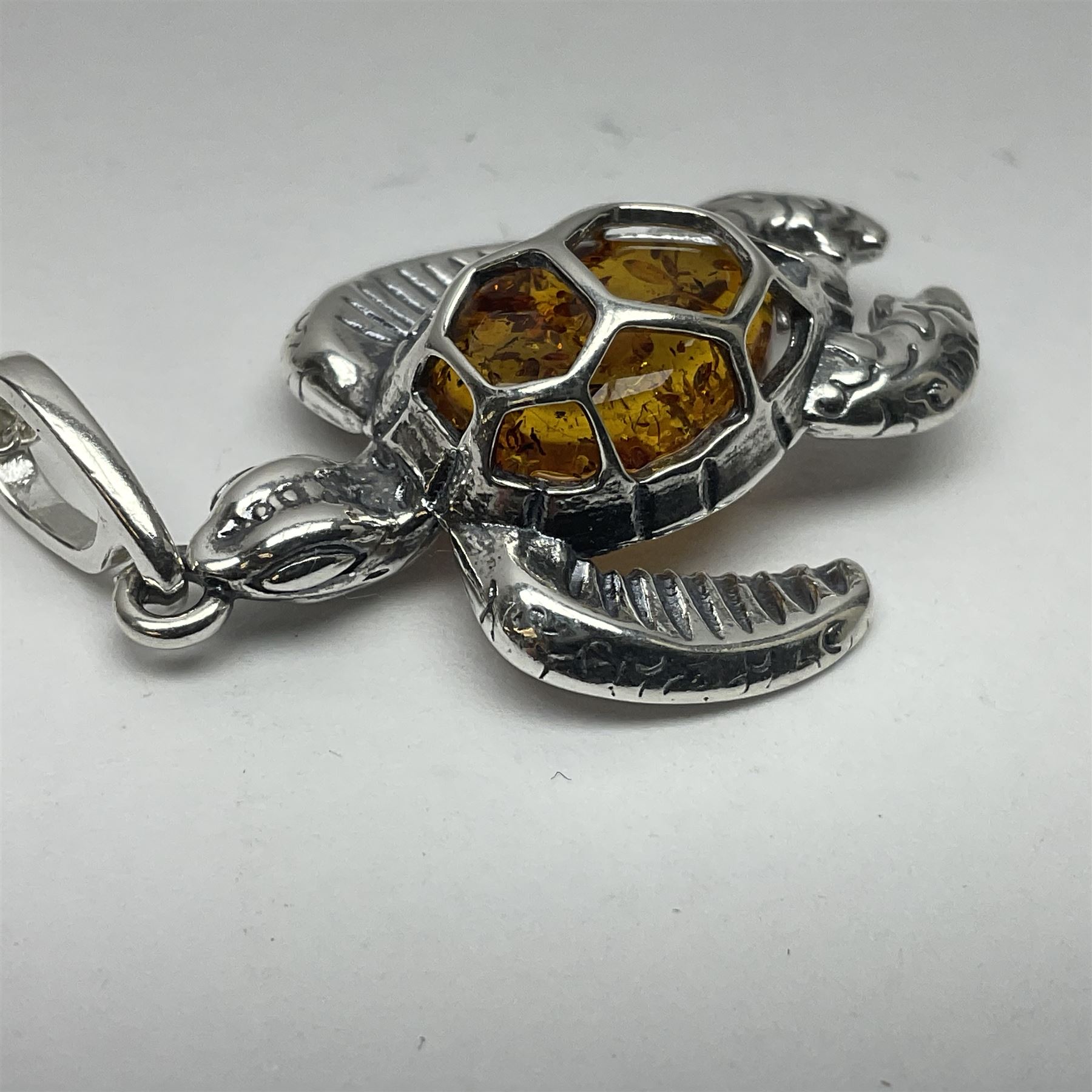 Silver Baltic amber turtle pendant necklace - Image 3 of 5