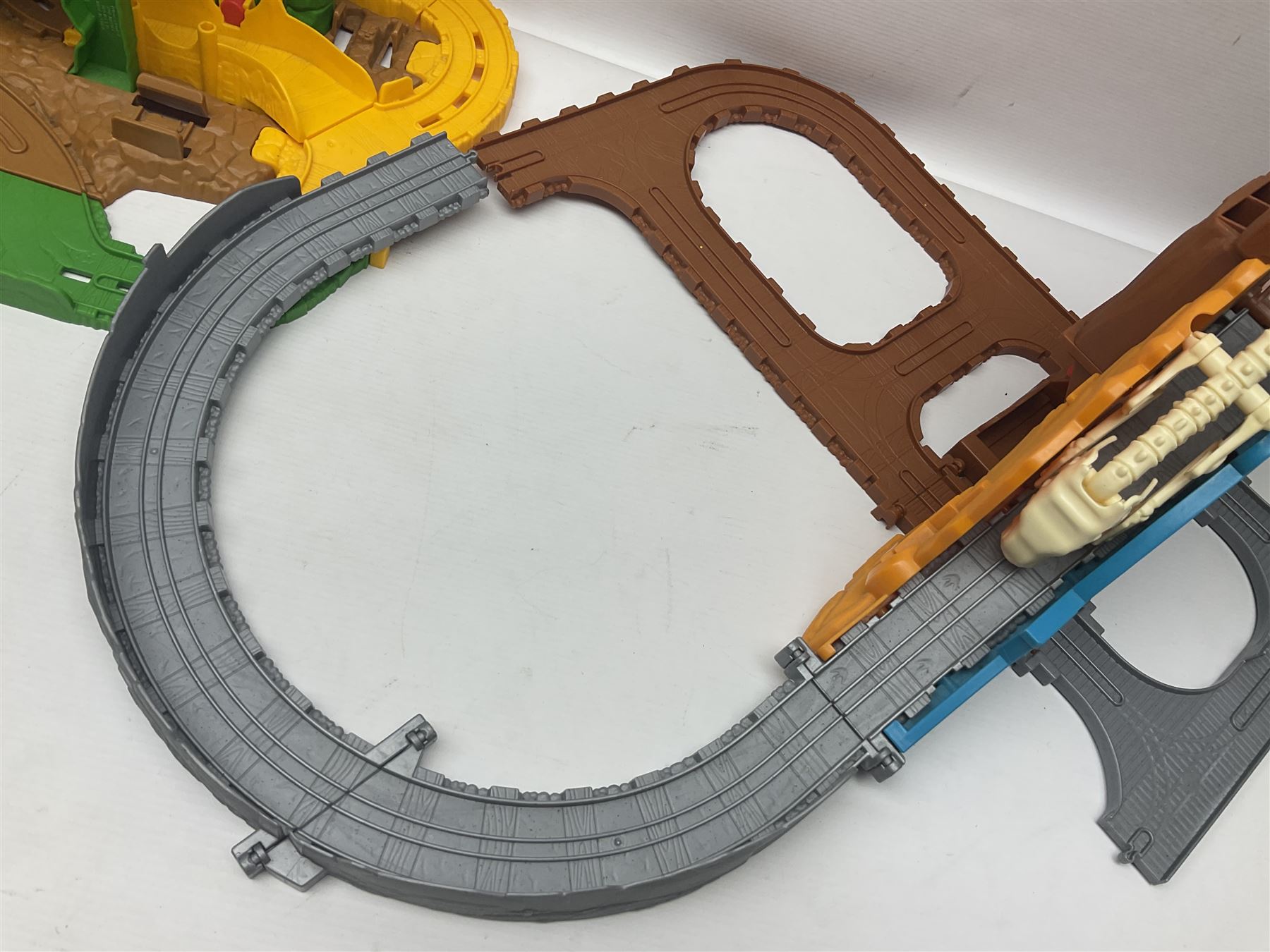 Quantity of Thomas the Tank Engine playsets and track - Image 10 of 13