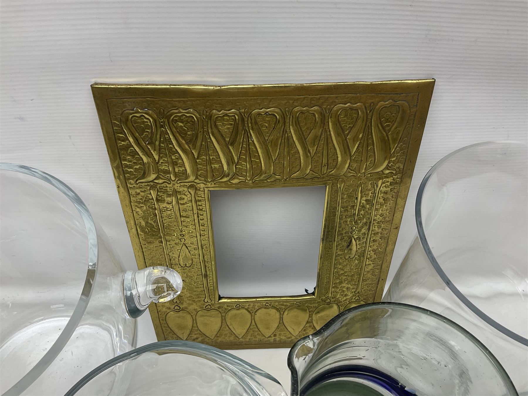 Art Nouveau style hammered brass frame - Image 6 of 7