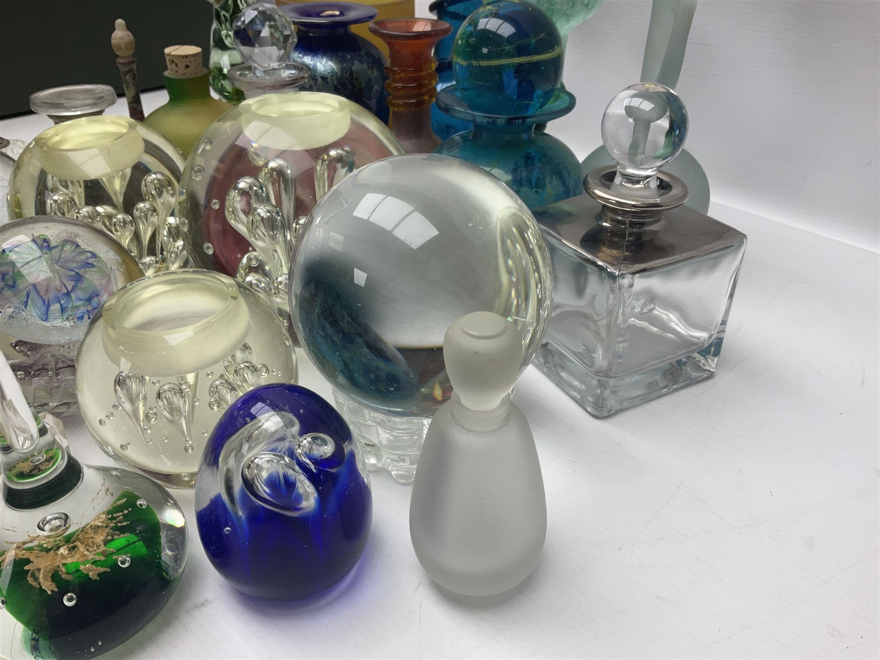 Mdina studio art glass horse paperweights and scent bottle - Image 8 of 8