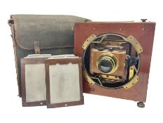 Folding plate camera in mahogany and lacquered brass