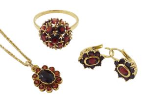 Garnet jewellery including 14ct gold cluster ring