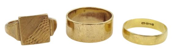 18ct gold wedding band and two 9ct gold rings