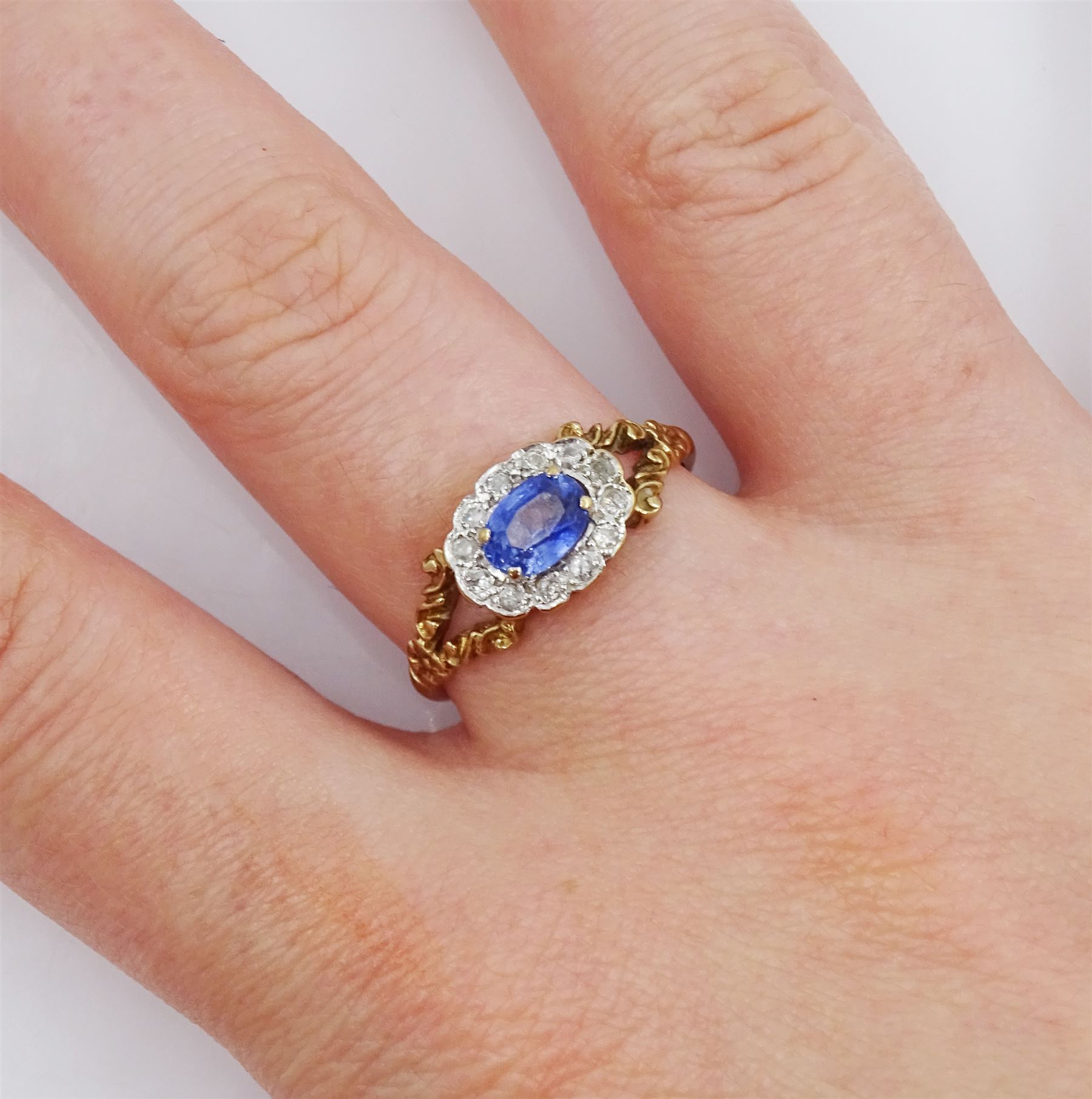 9ct gold oval sapphire and diamond cluster ring - Image 2 of 7