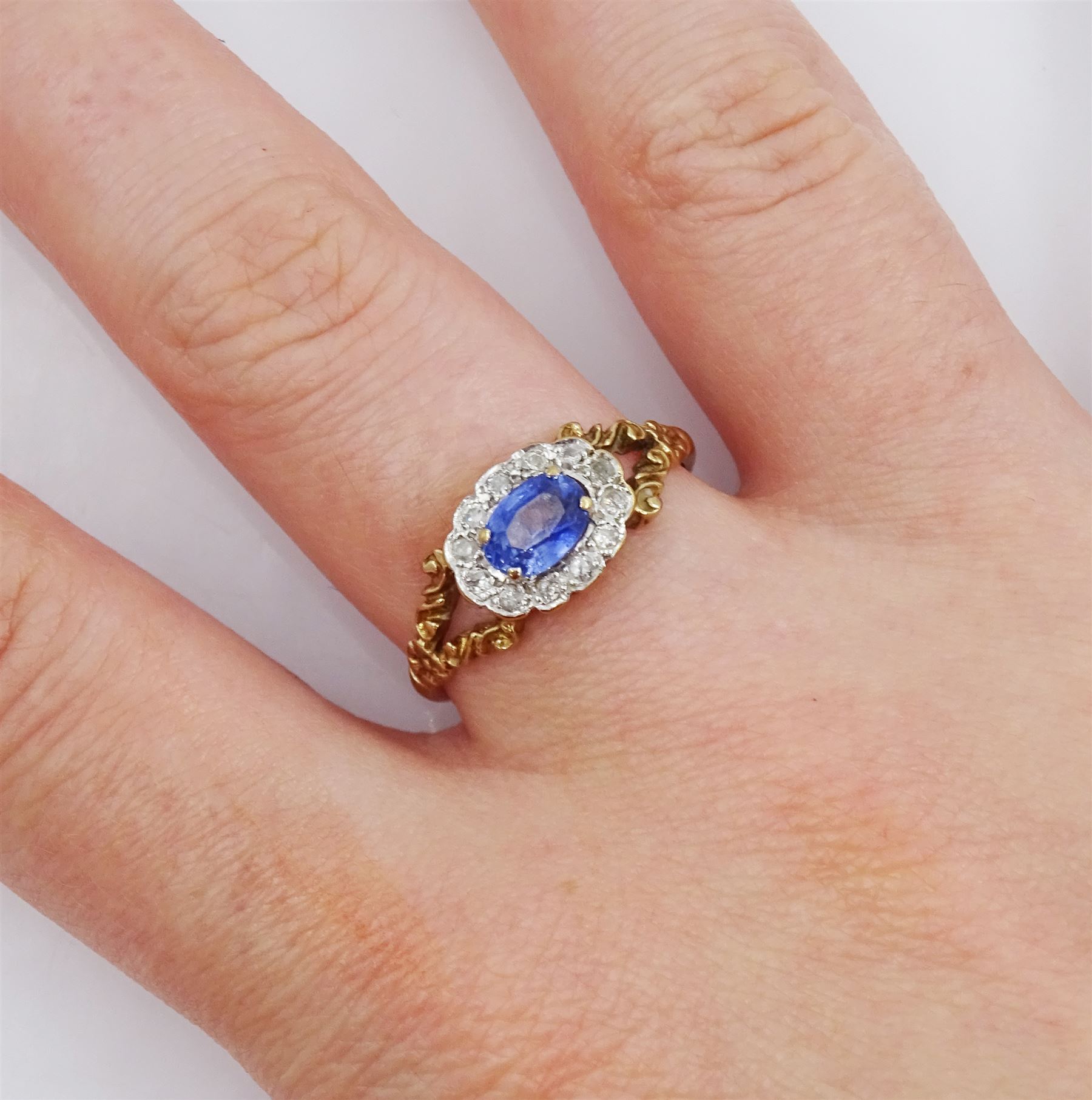 9ct gold oval sapphire and diamond cluster ring - Image 5 of 7