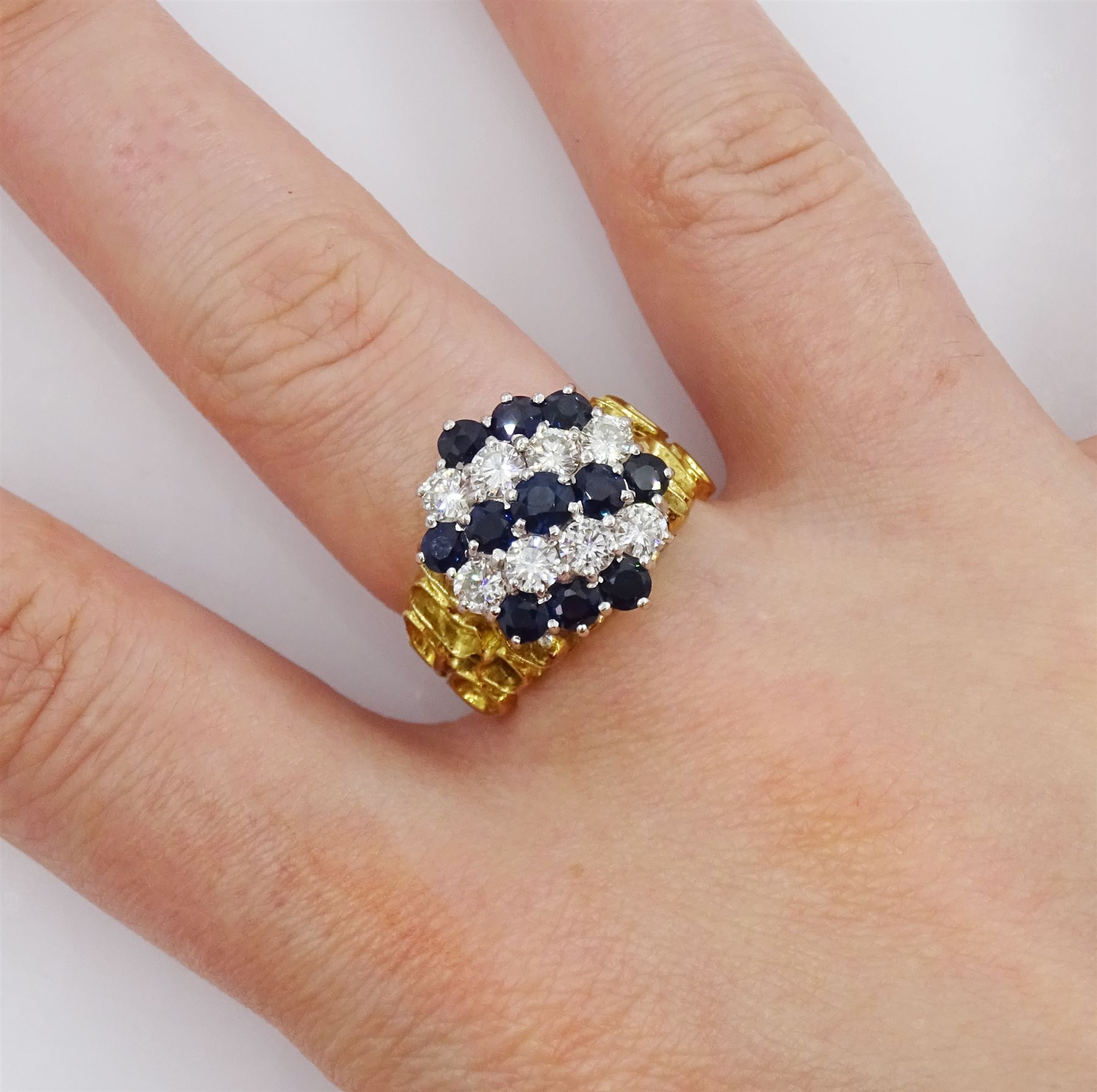 18ct gold sapphire and round brilliant cut diamond cluster ring - Image 5 of 7