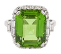 18ct white octagonal cut peridot