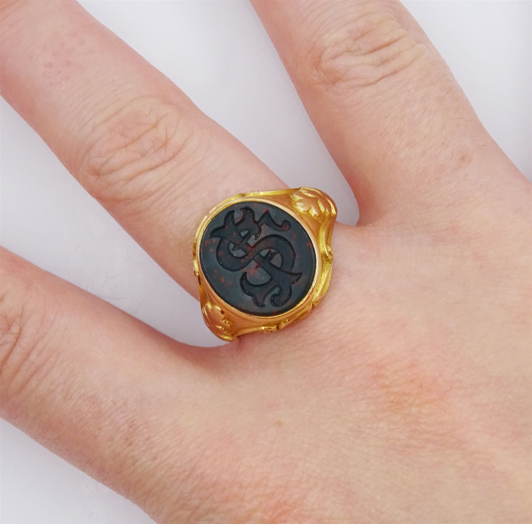 Early 20th century 15ct gold bloodstone signet ring - Image 2 of 7