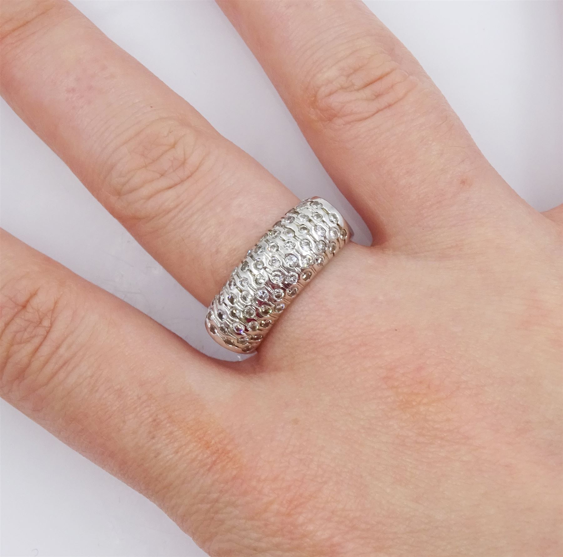 18ct white gold diamond set dress ring - Image 2 of 7