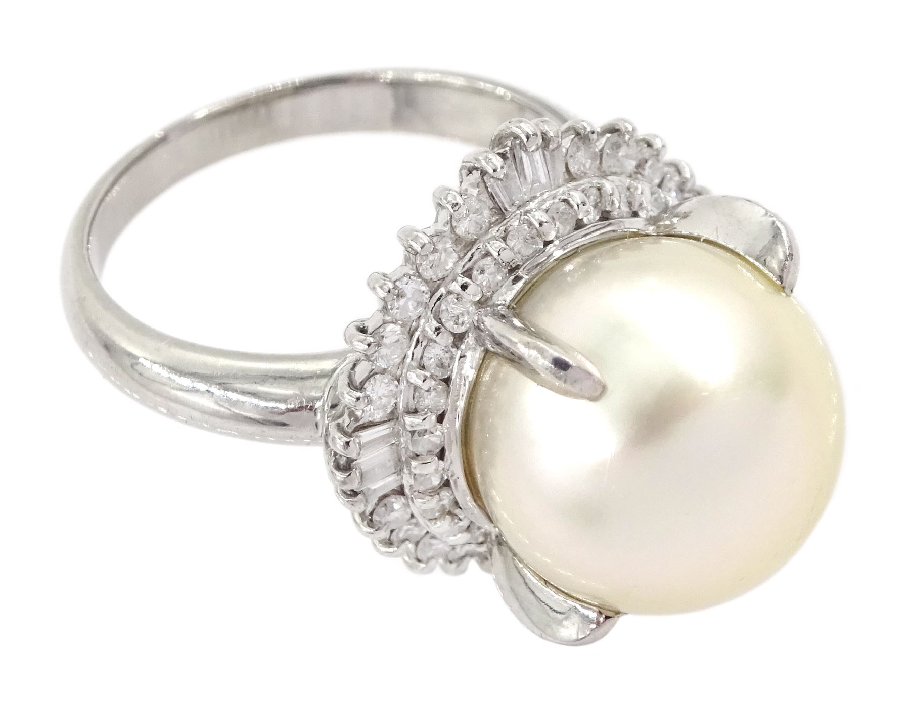 Platinum single stone cultured pearl and diamond cluster ring - Image 3 of 4