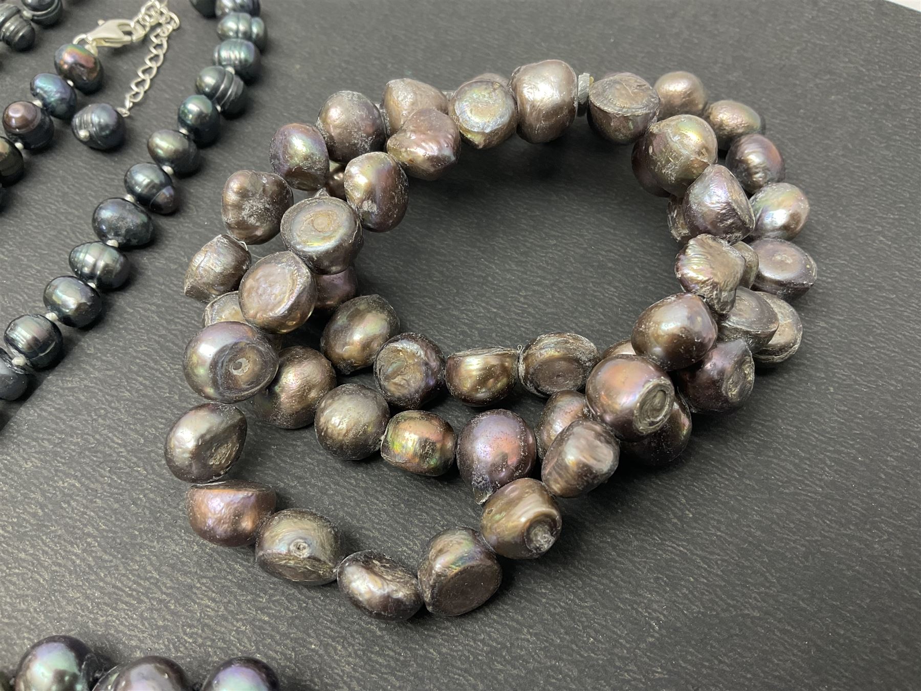 Four fresh water pearl necklaces - Image 27 of 77