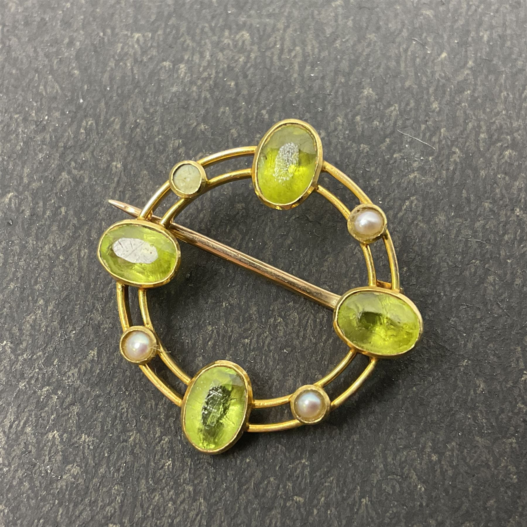 9ct gold bar brooch set with green stone - Image 6 of 9