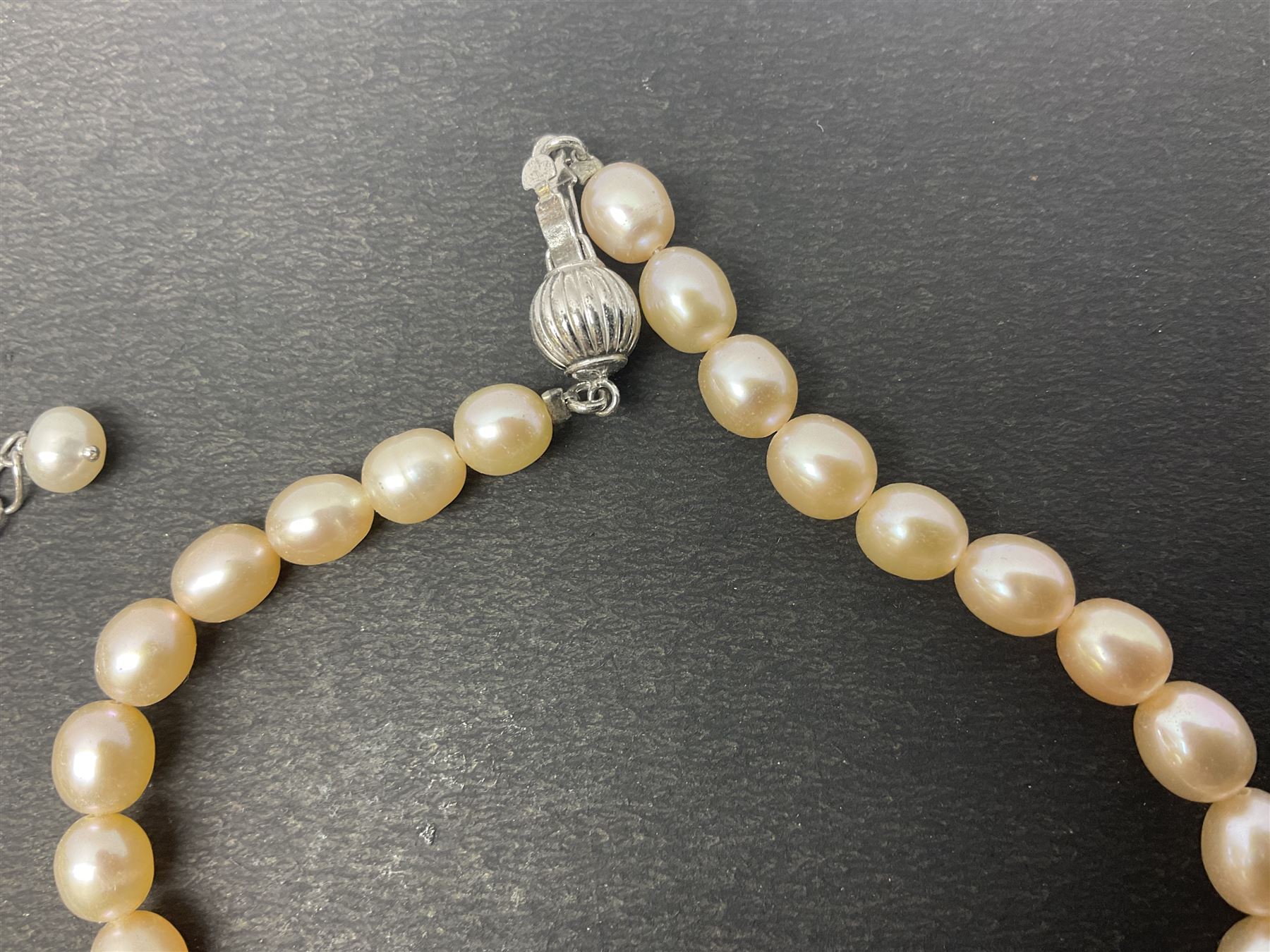 Six fresh water pearl necklaces - Image 15 of 36