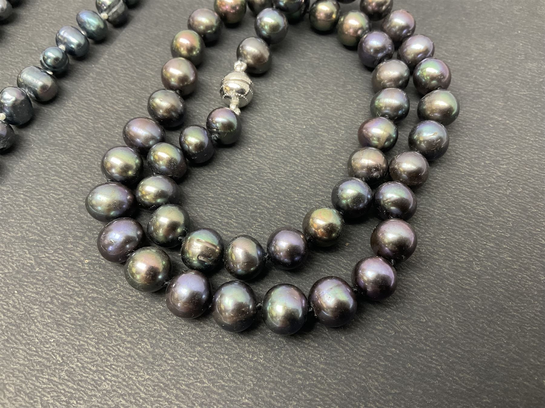 Four fresh water pearl necklaces - Image 14 of 77