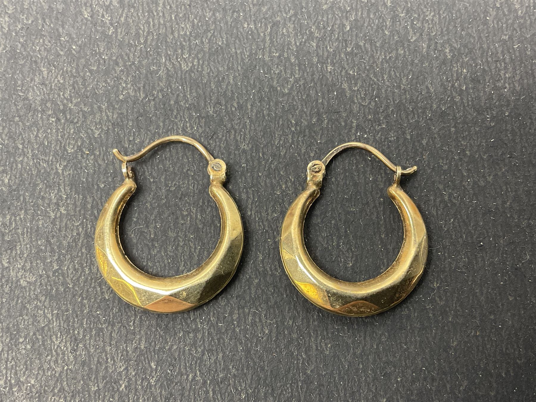 Two pairs of 9ct gold hoop earrings - Image 4 of 5