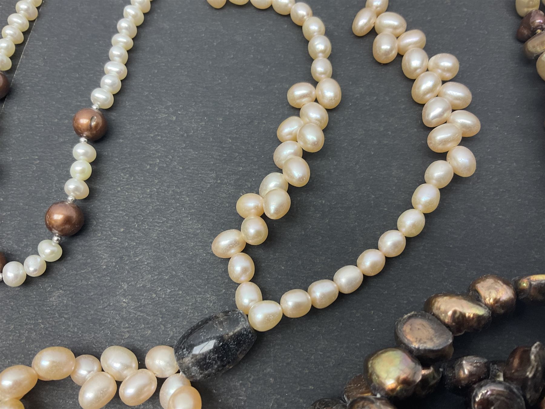 Six fresh water pearl necklaces - Image 5 of 36