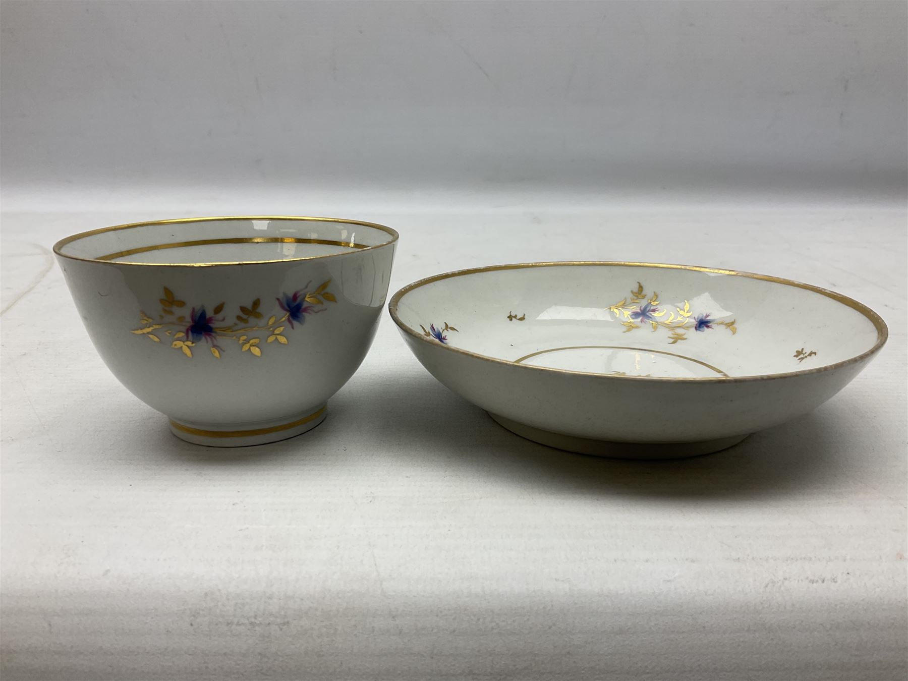 Two 18th century Newhall tea bowls and saucers - Image 16 of 19
